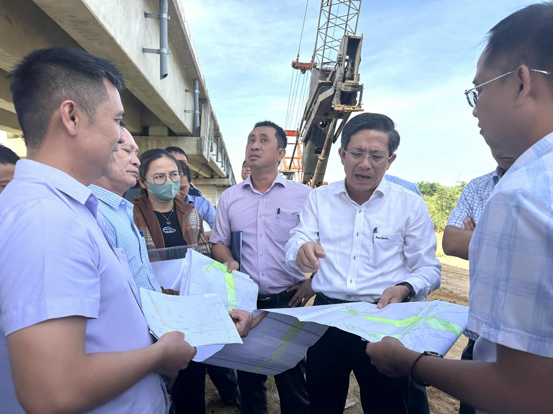 អនុប្រធានគណៈកម្មាធិការប្រជាជនទីក្រុង លោក Tran Nam Hung បានដឹកនាំការដោះស្រាយបញ្ហាគម្រោងស្ពាន Tam Tien ។ រូបថត៖ XH