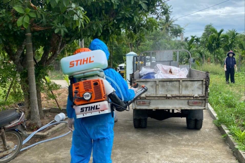 Thực hiện đồng loạt tổng vệ sinh, khử trùng, tiêu độc môi trường trong tháng 9/2025. Ảnh: TRẦN T