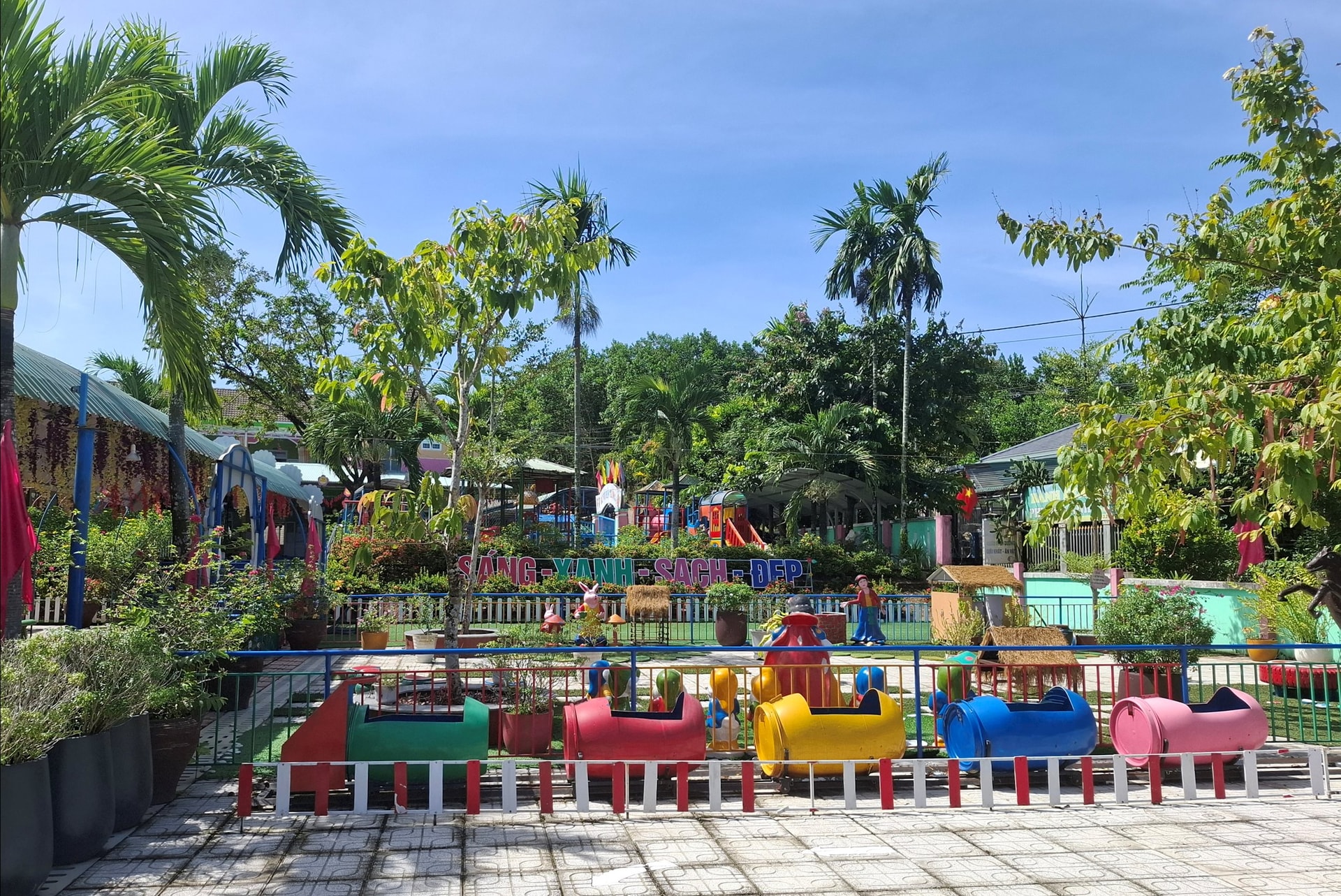 Trường Mẫu giáo Hoa Mai trang trí sân chơi, chuẩn bị năm học mới 2025 - 2026. Ảnh: K.NGÂN