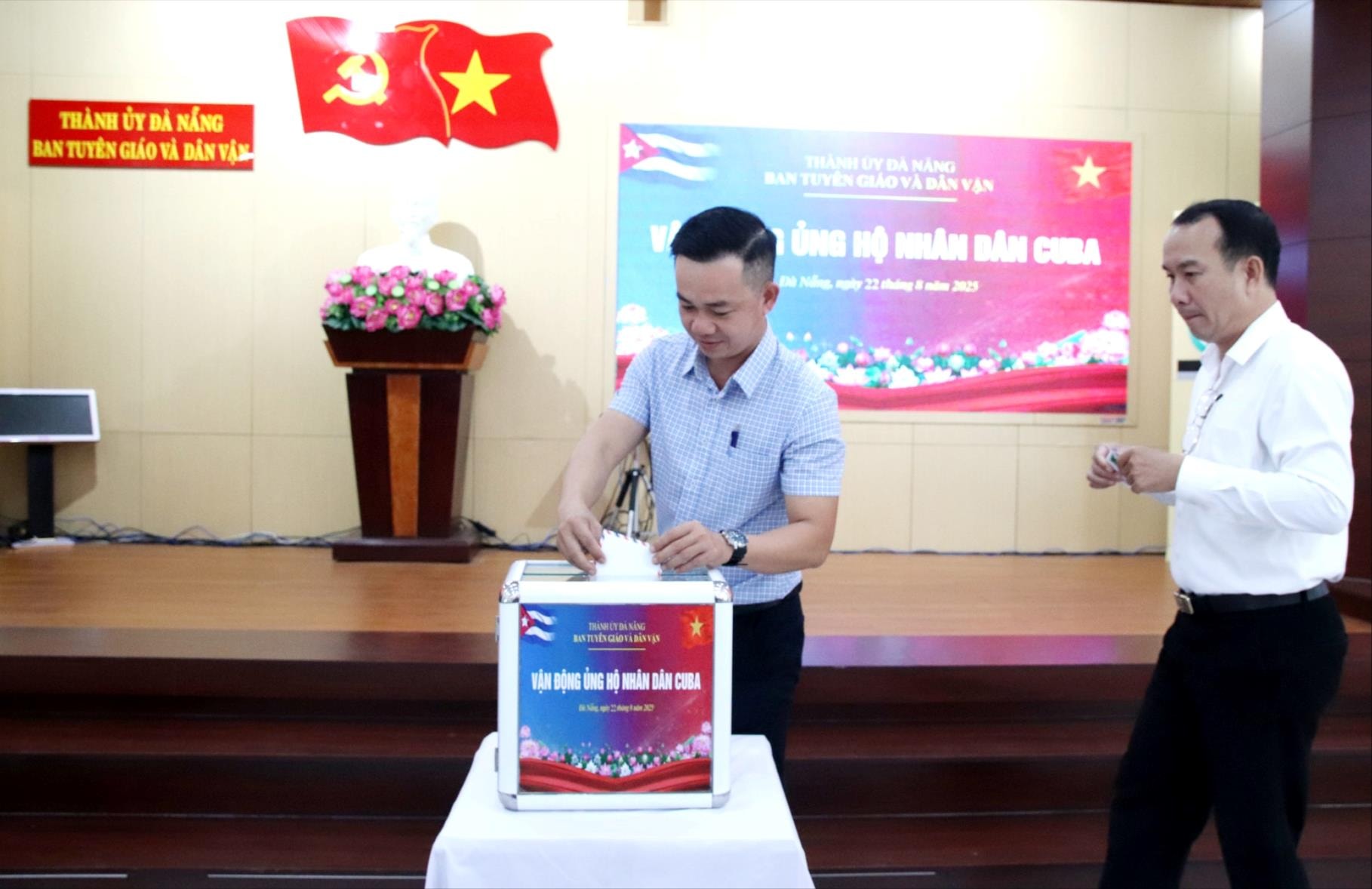 Công chức Ban Tuyên giáo và Dân vận Thành ủy ủng hộ nhân dân Cuba tại lễ phát động. Ảnh: T. HUY