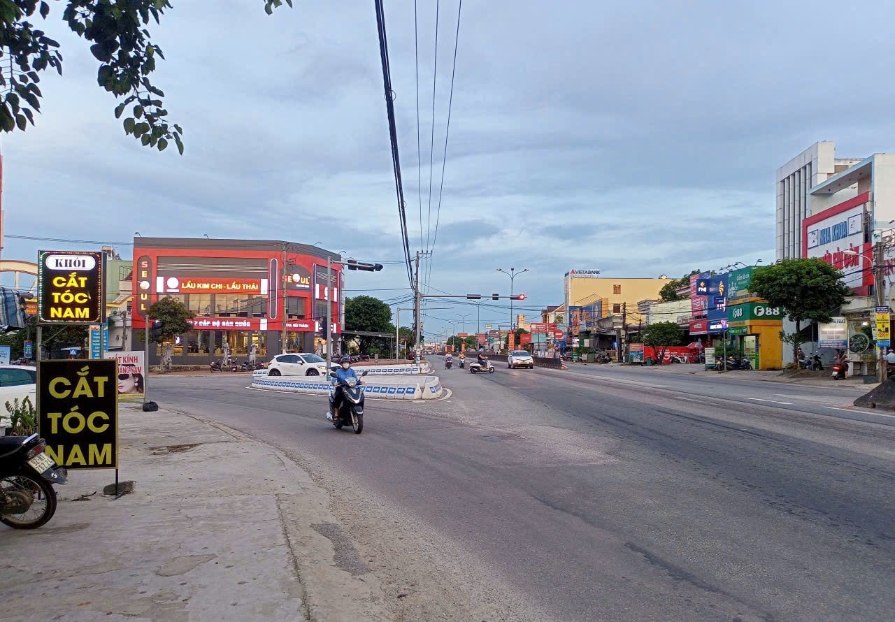 ផ្លូវប្រសព្វនៃផ្លូវ Nguyen Van Linh និង Pham Van Dong ឃុំ Nui Thanh។ រូបថត៖ វ៉ាន់ ភីន