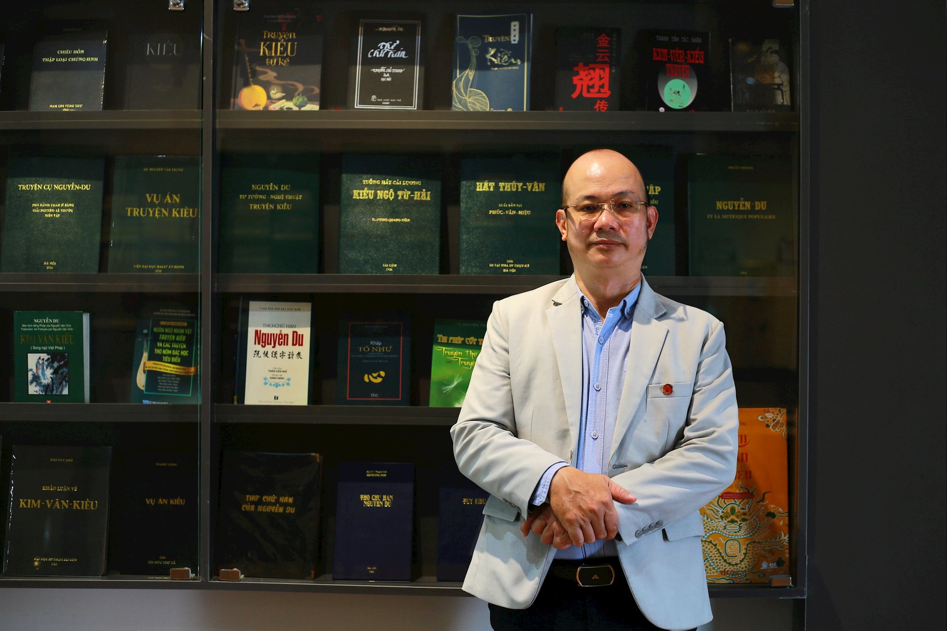 អ្នកប្រមូល Tran Huu Tai ជាមួយនឹងការប្រមូលរឿងនិទានរបស់ Kieu ។ រូបថត៖ T.A