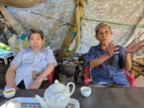 Từ trái sang: ông Lê Ngọc Châu, ông Huỳnh Thanh Viên là những người bạn tù của ông Hoàng Ngọc Thanh. Ảnh: PHẠM LÂM