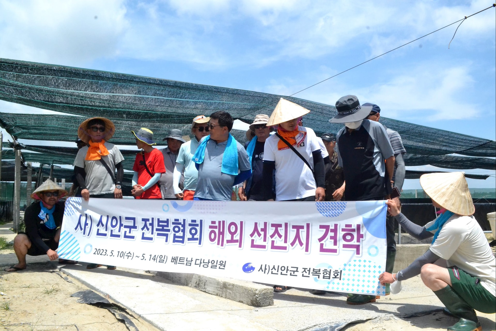 Doanh nghiệp Hàn Quốc tham quan, tìm hiểu tạo cơ hội kết nối giao thương với cơ sở nuôi tôm của ông Trần Vi