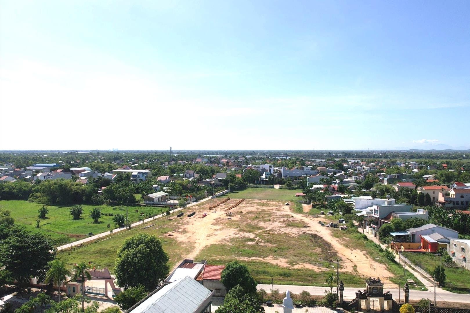 Giai đoạn 1 của dự án mới chỉ san lấp được mặt bằng trước Trường THCS Nguyễn Du. Ảnh: VĨNH LỘC