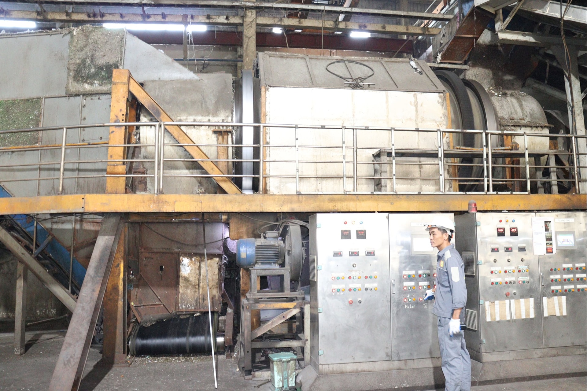 Công nhân vận hành máy phân loại rác tự động và tách riêng ni lông để sản xuất hạt nhựa. Ảnh: HOÀNG HIỆP