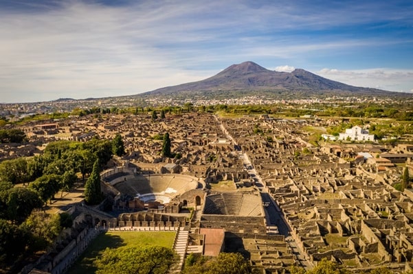 Ảnh chụp từ trên không cảnh thành phố Pompeii với núi lửa Vesuvius ở phía sau. Ảnh: SimonSkafar/Getty Images