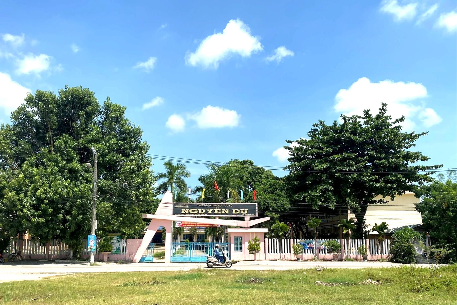 Sekolah Menengah Nguyen Du dipercayai terletak di Istana Diraja Kubu Kota Thanh Chiem. Foto: VINH LOC