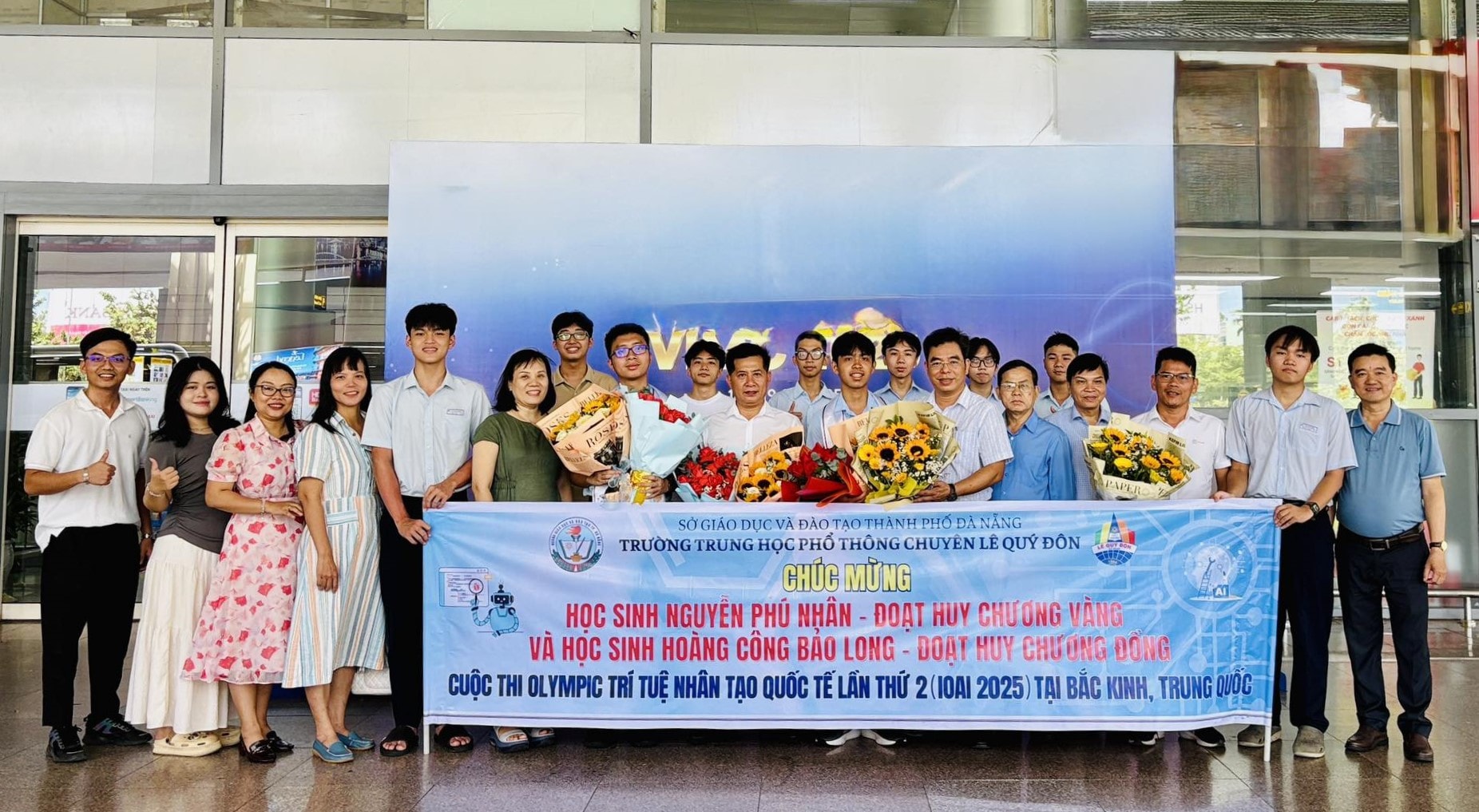 Οι καθηγητές του Λυκείου Le Quy Don για Χαρισματικά Παιδιά, η οικογένεια και οι φίλοι τους συνεχάρησαν τον Phu Nhan και τον Bao Long για την επιστροφή τους από τη 2η Διεθνή Ολυμπιάδα Τεχνητής Νοημοσύνης στην Κίνα. Φωτογραφία: THU HA