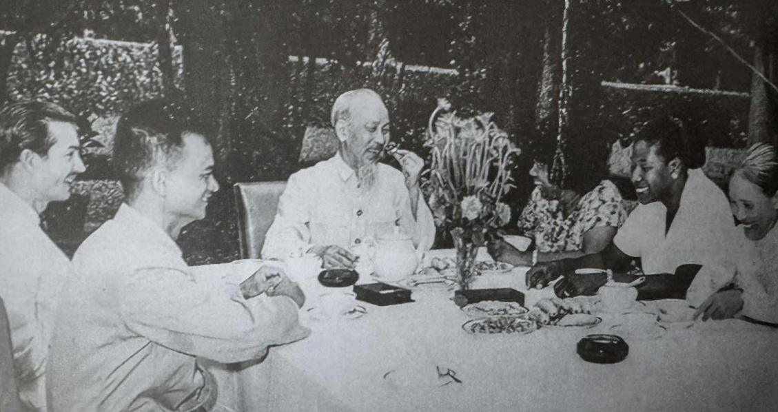 Chủ tịch Hồ Chí Minh tiếp thân mật Đoàn đại biểu Phụ nữ Cuba thăm Việt Nam năm 1963