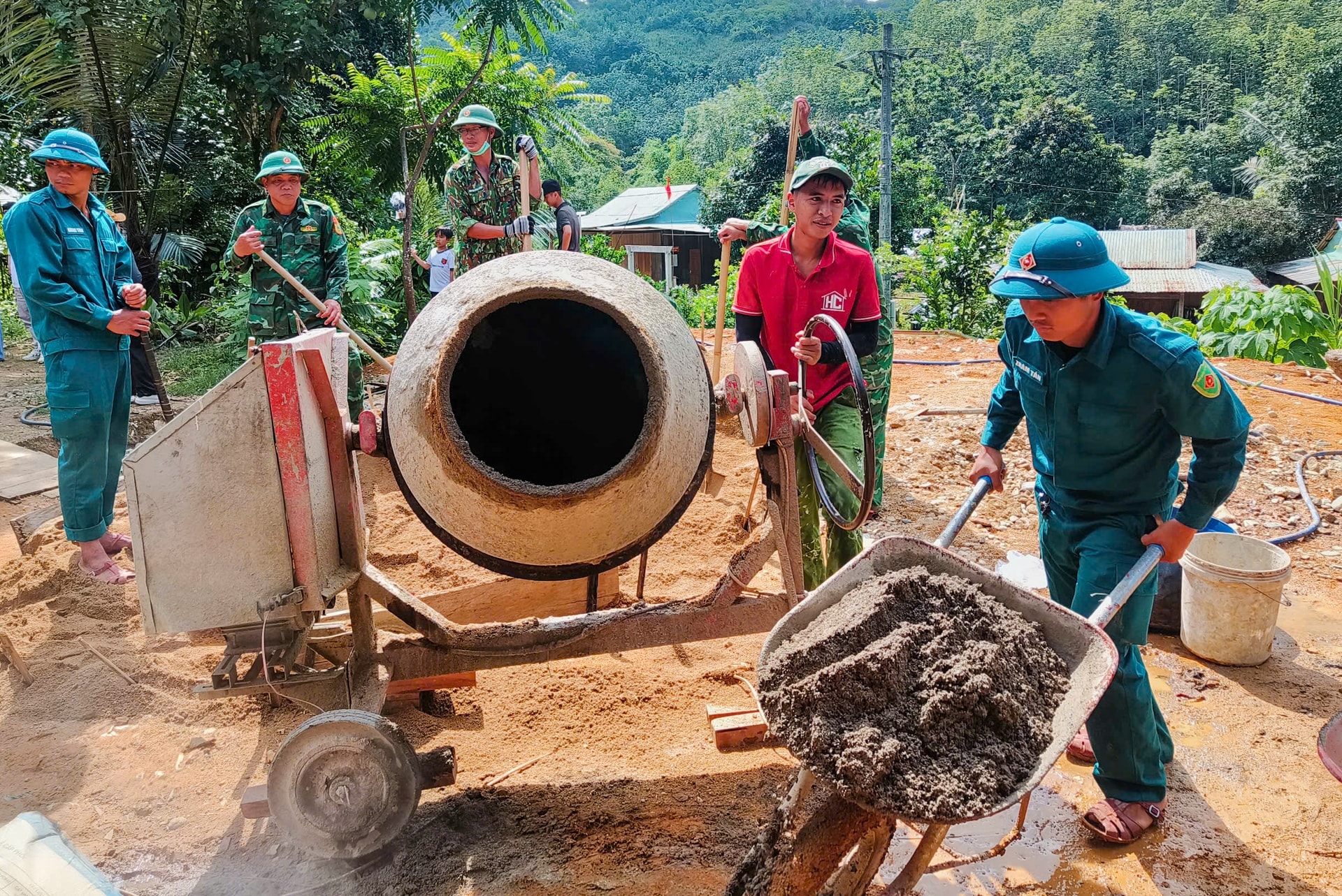 Pengawal sempadan dan pasukan tentera berkoordinasi untuk membersihkan rumah sementara di komune sempadan Dac Pring. Foto: HO QUAN