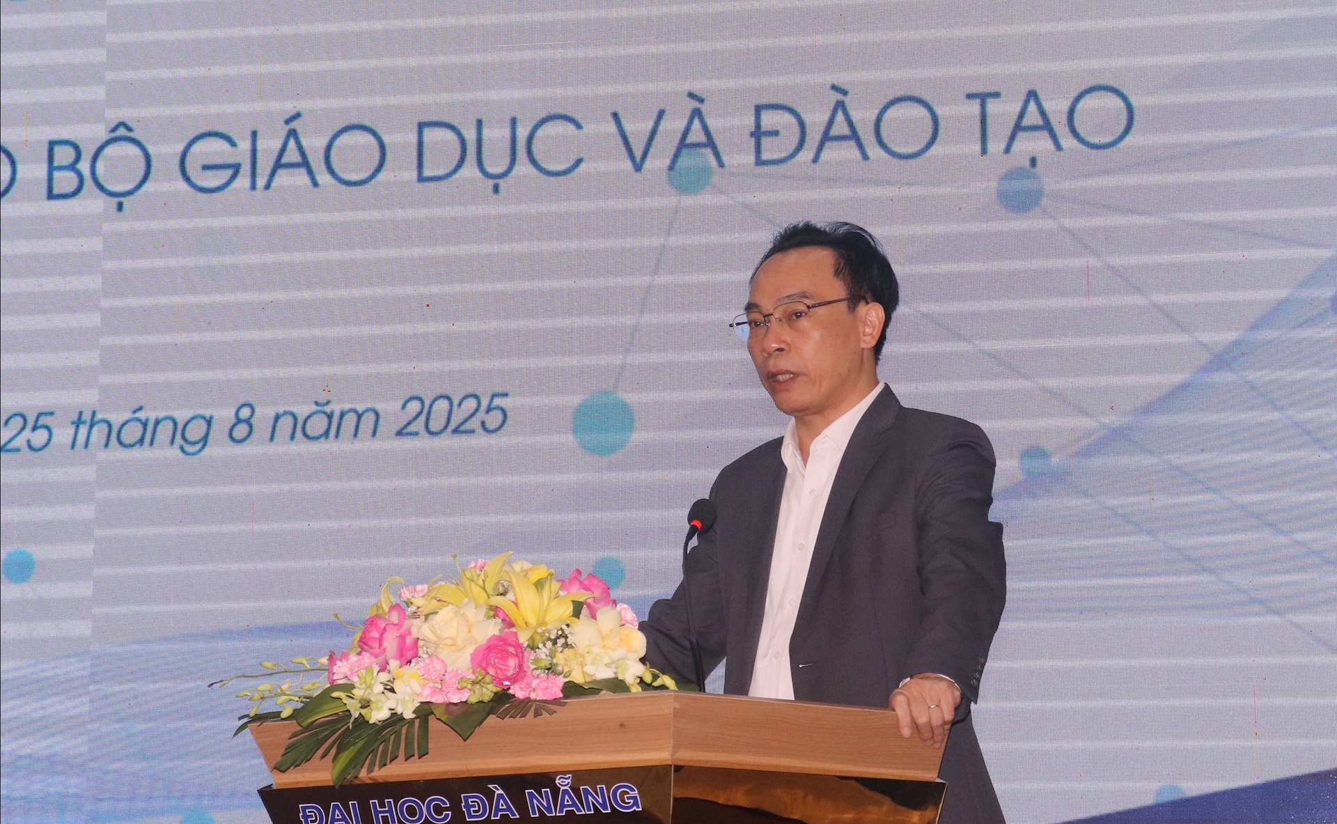 Thứ trưởng Bộ Giáo dục và Đào tạo Hoàng Minh Sơn phát biểu tại diễn đàn. Ảnh: NGỌC