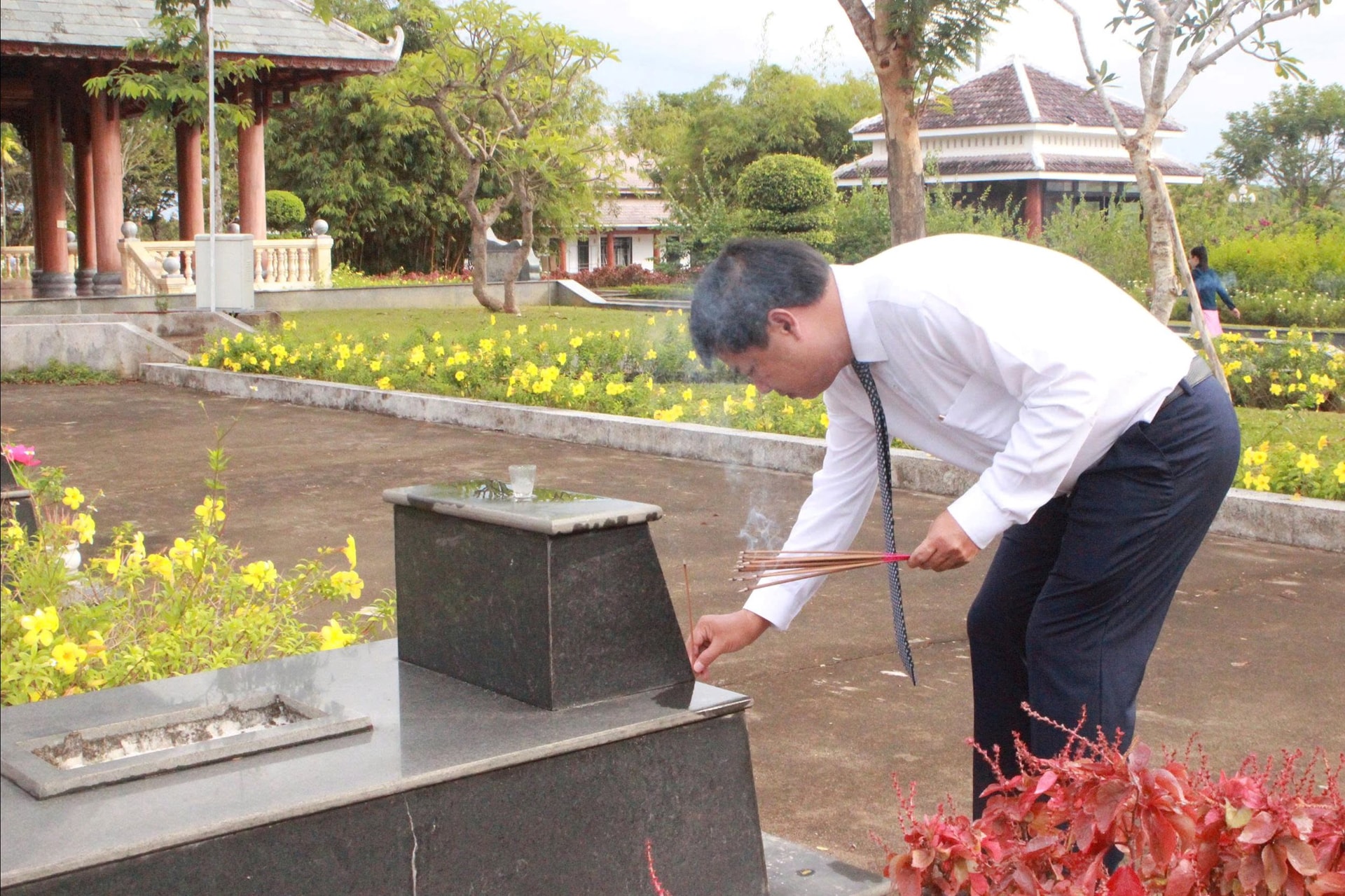 Chủ tịch UBND Thành phố Lương Nguyễn Minh Triết đến từng mộ phần thắp hương cho các anh hùng liệt sĩ.