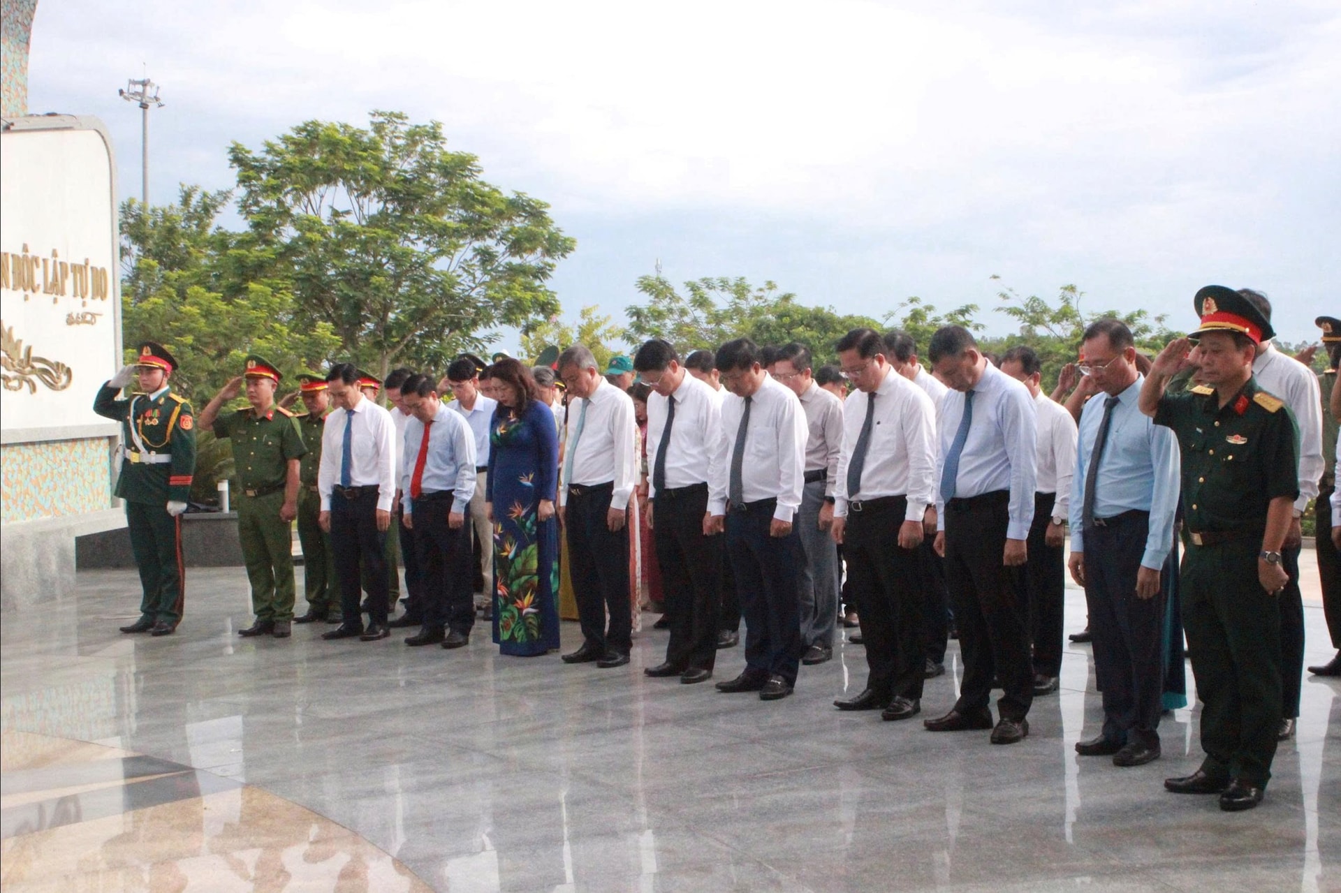 Chủ tịch UBND Thành phố Lương Nguyễn Minh Triết và các đại biểu dành phút mặc niệm thể hiện lòng biết ơn vô bờ bến trước các anh hùng liệt sĩ.