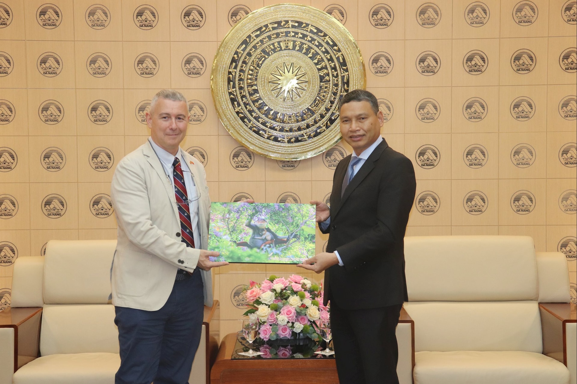 អនុប្រធានអចិន្ត្រៃយ៍គណៈកម្មាធិការប្រជាជនទីក្រុង លោក Ho Ky Minh (ស្តាំ) ប្រគល់វត្ថុអនុស្សាវរីយ៍ជូនលោក Karl Van den Bossche ឯកអគ្គរដ្ឋទូតវិសាមញ្ញ និងពេញសមត្ថភាពនៃព្រះរាជាណាចក្របែលហ្សិកប្រចាំនៅវៀតណាម។ រូបថត៖ NGOC HA