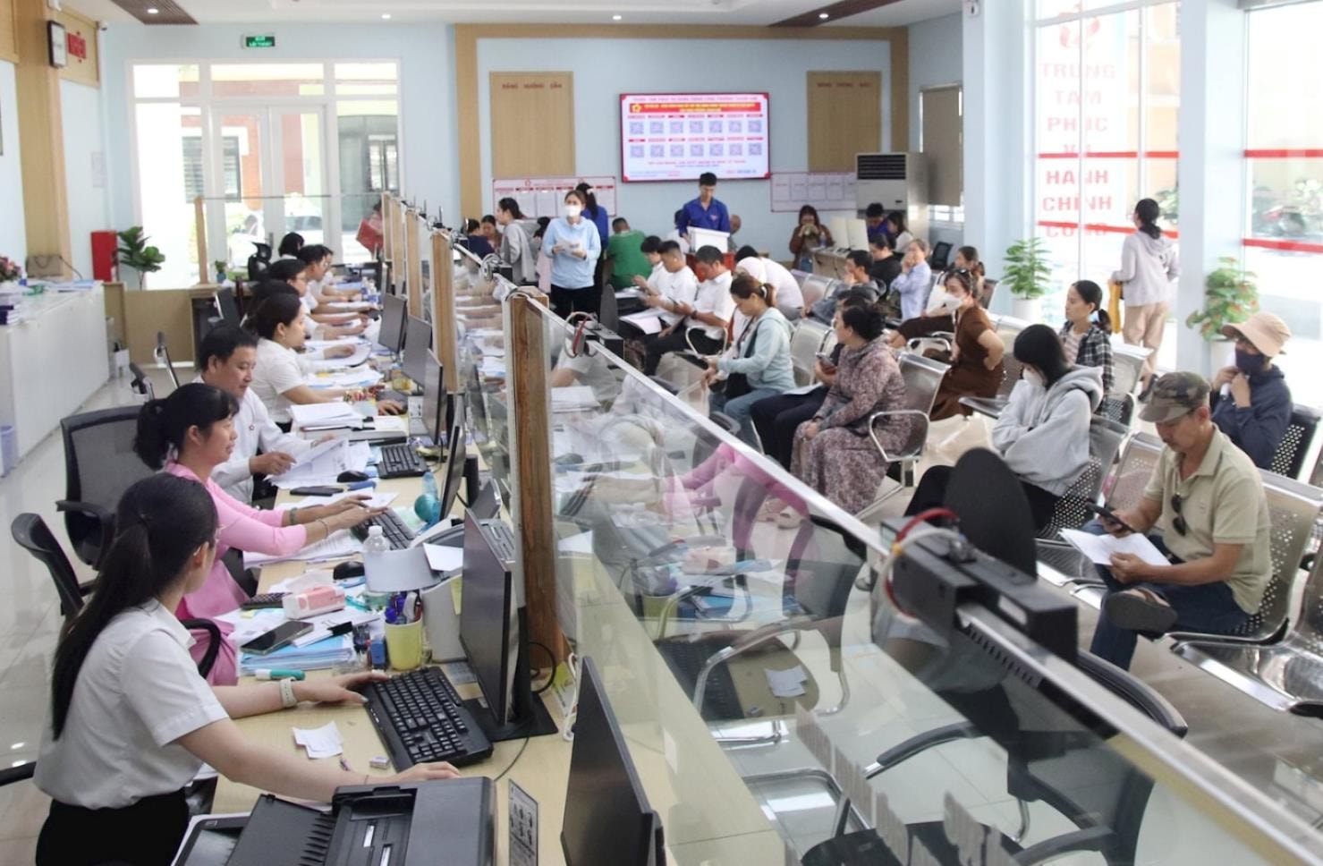 Kiện toàn số lượng, nâng chất lượng cán bộ cơ sở: Kỳ vọng bổ sung nguồn cán bộ chất lượng 