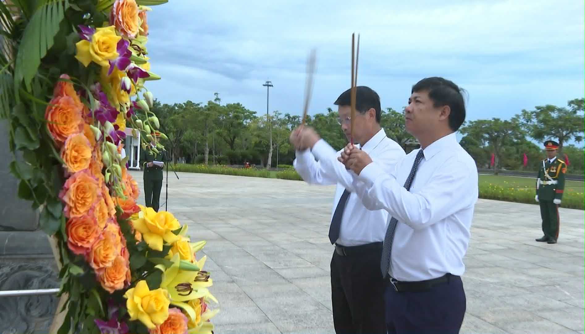 Lãnh đạo Thành phố dâng hương tại Tường đài Mẹ Việt Nam anh hùng.