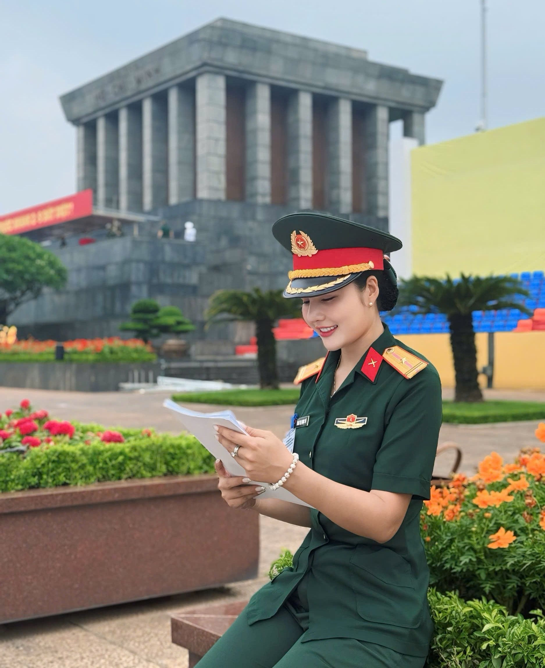 Vu-1-Sr. Tran-Thi-Ngoc-Vu-analisa-a-apresentação-da-conferência-na-Praça-Ba-Dinh-na-manhã-de-24-de-agosto.jpg.jpg