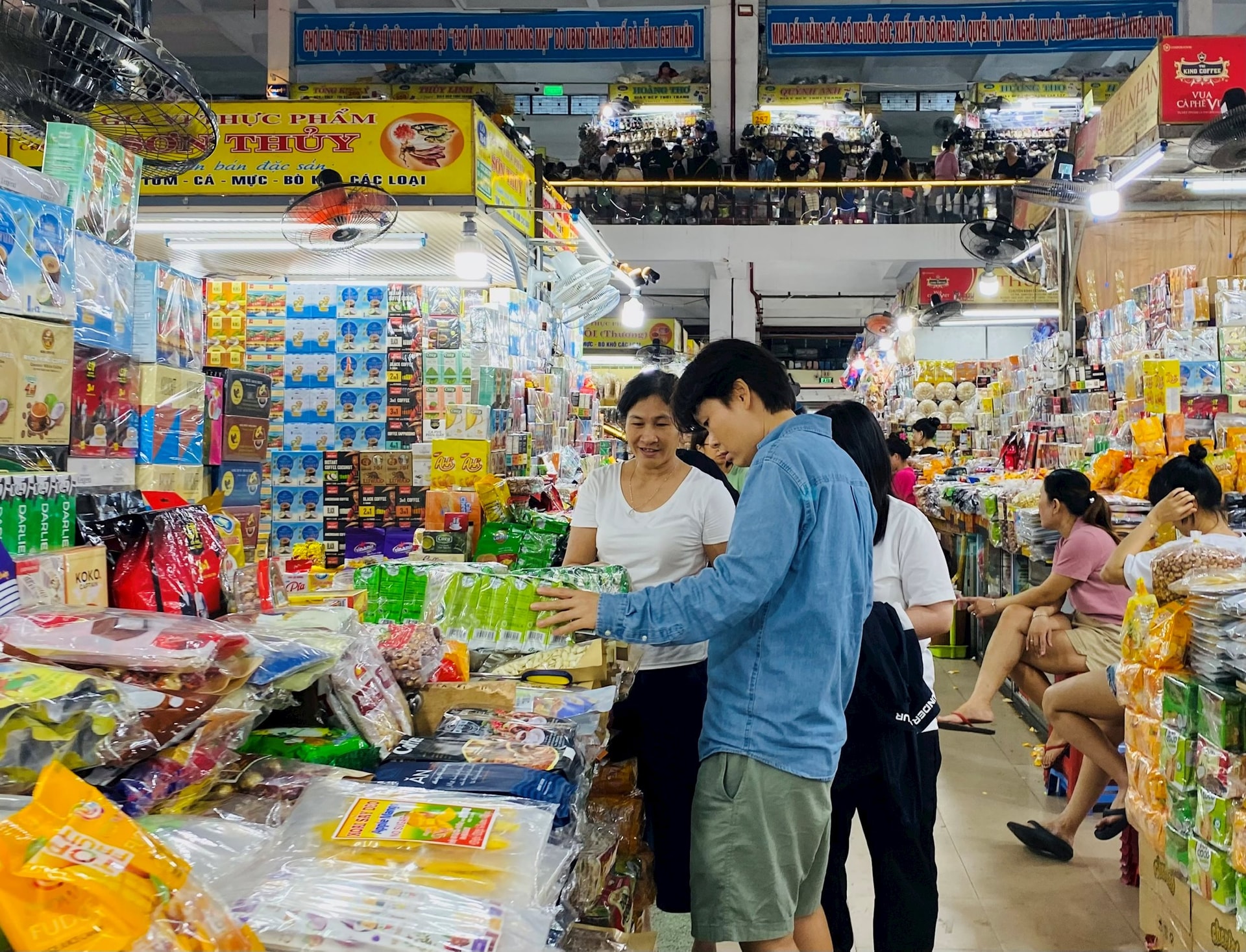 Người tmua sắm tại chợ Hàn (phường Hải Châu). Ảnh: TRẦN TRÚC