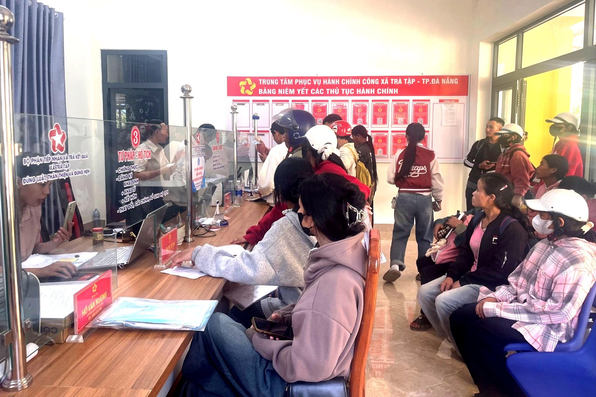 Xã Trà Tập hỗ trợ người dân làm thủ tục hành chính hồ sơ nhập học. Ảnh: MINH TRANG