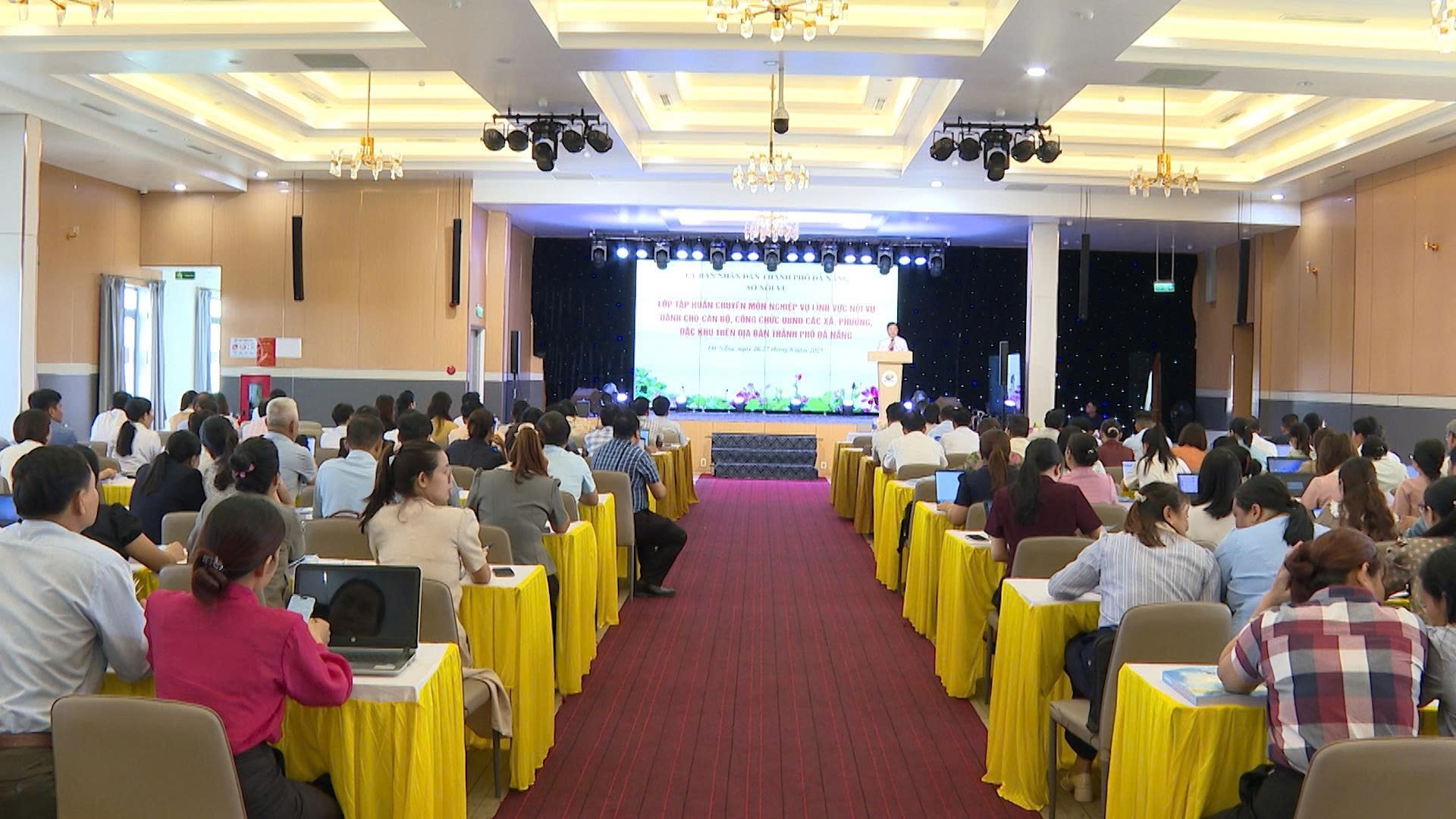 Hơn án bộ, công chức tham gia lớp bồi dưỡng thứ nhất. Ảnh: T.SƠN