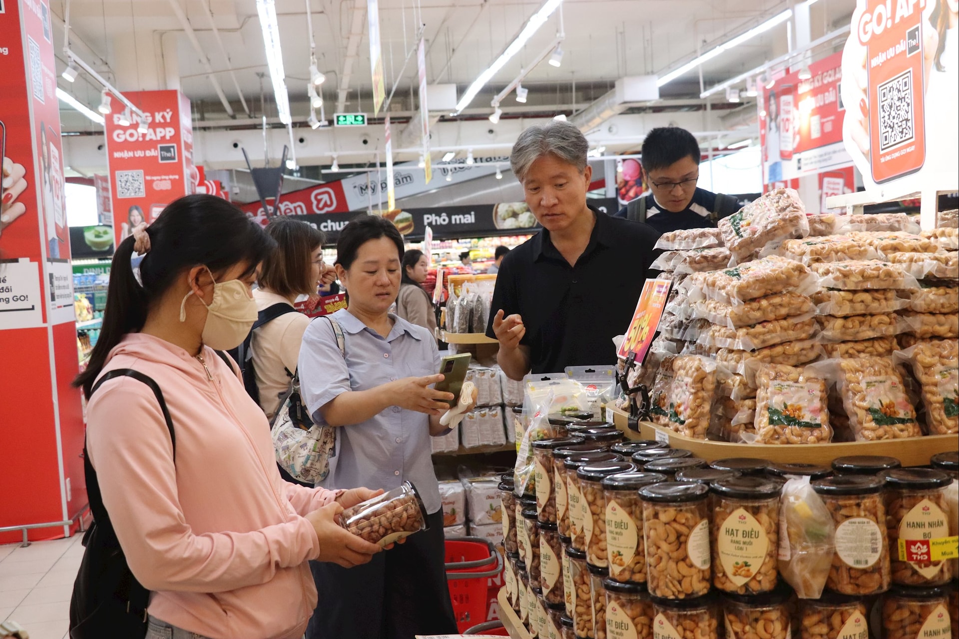 Các siêu thị chuẩn bị nguồn hàng phục vụ người dân, du khách trong dịp lễ 2/9. Ảnh: TRÂN