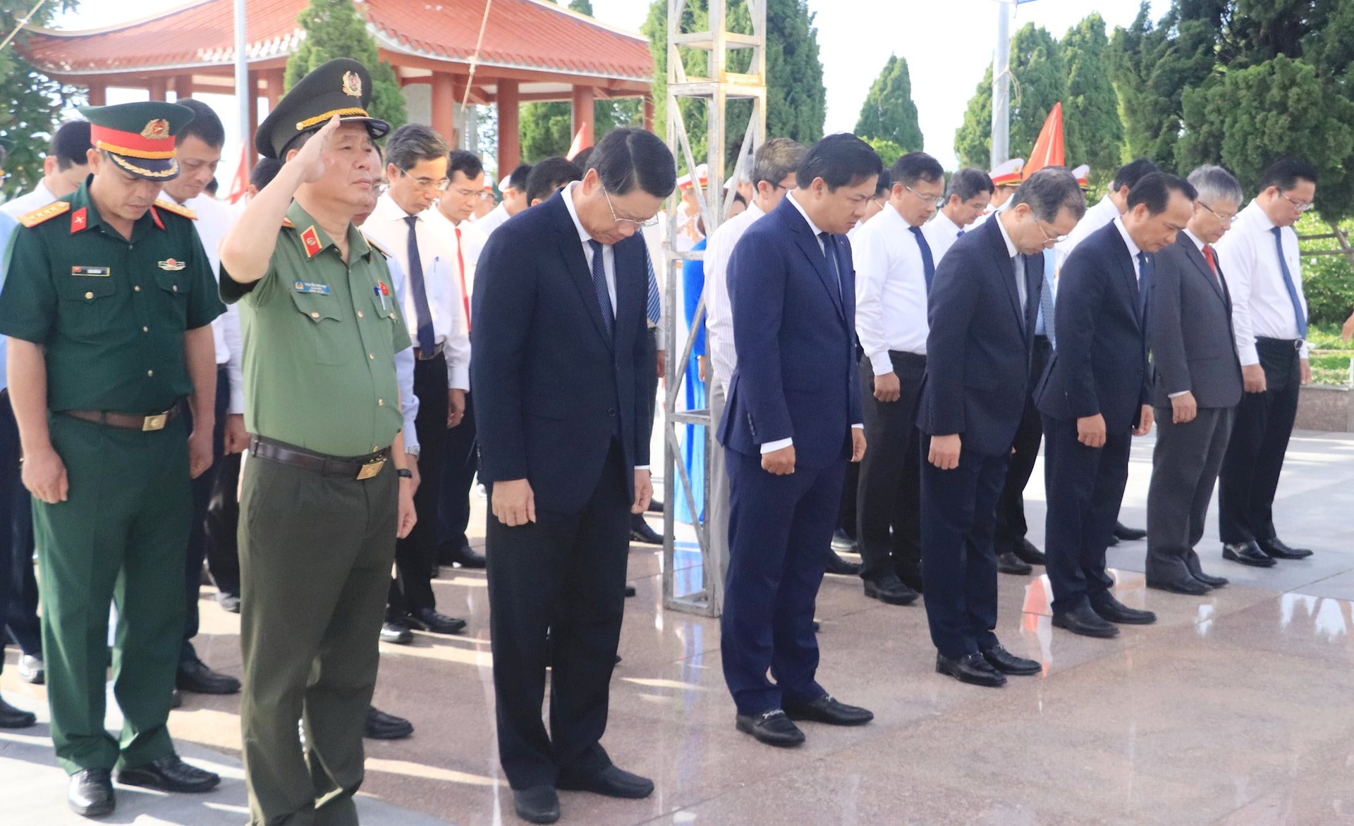 Đoàn đại biểu thành phố giành phút mặc niệm tưởng nhớ các anh hùng liệt sĩ tại Nghĩa trang liệt sĩ thành phố. Ảnh: ĐẮC MA