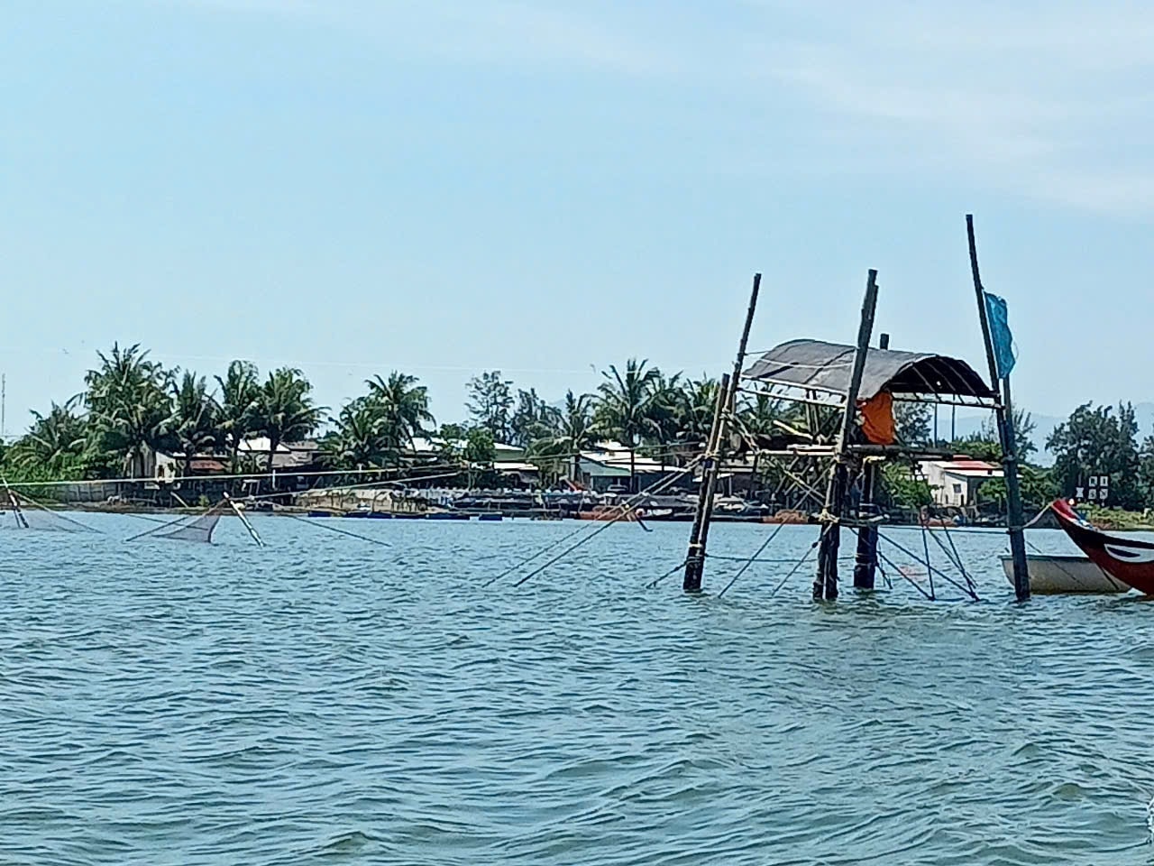Nghề rớ quay đem lại thu nhập đáng kể cho người dân vùng sông nước. Ảnh: VĂN PHIN