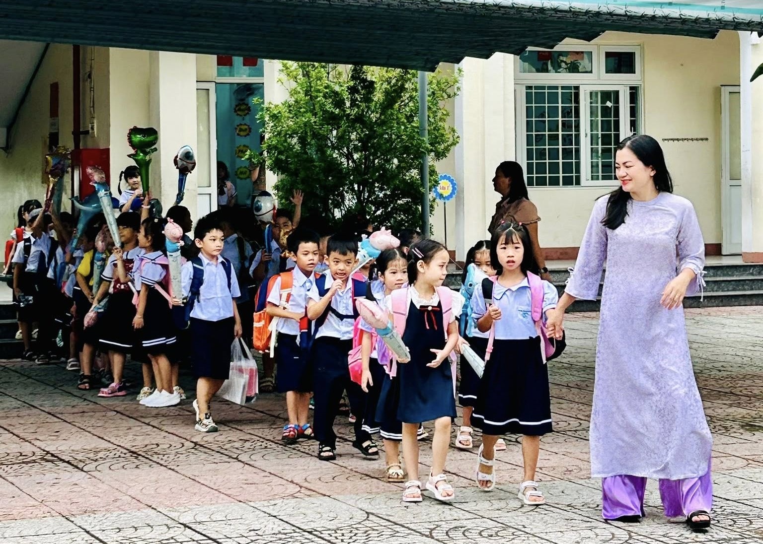 Học sinh háo hức được cô đón vào trường. Ảnh: THU HÀ