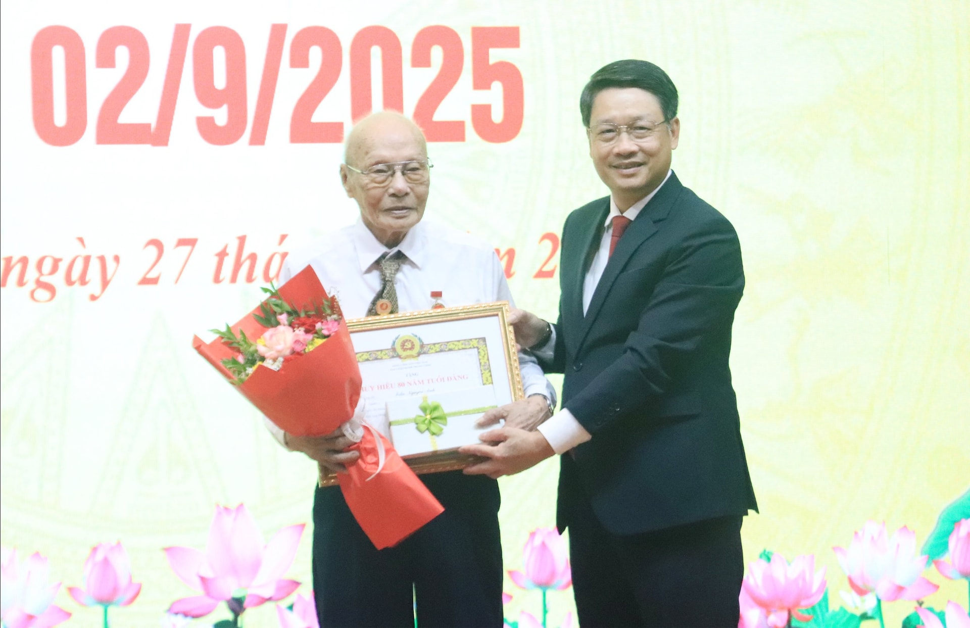 Phó Bí thư Thành ủy Ngô Xuân Thắng trao huy hiệu cho đảng viên 80 năm tuổi Đảng. Ảnh: ĐẮC MẠNH