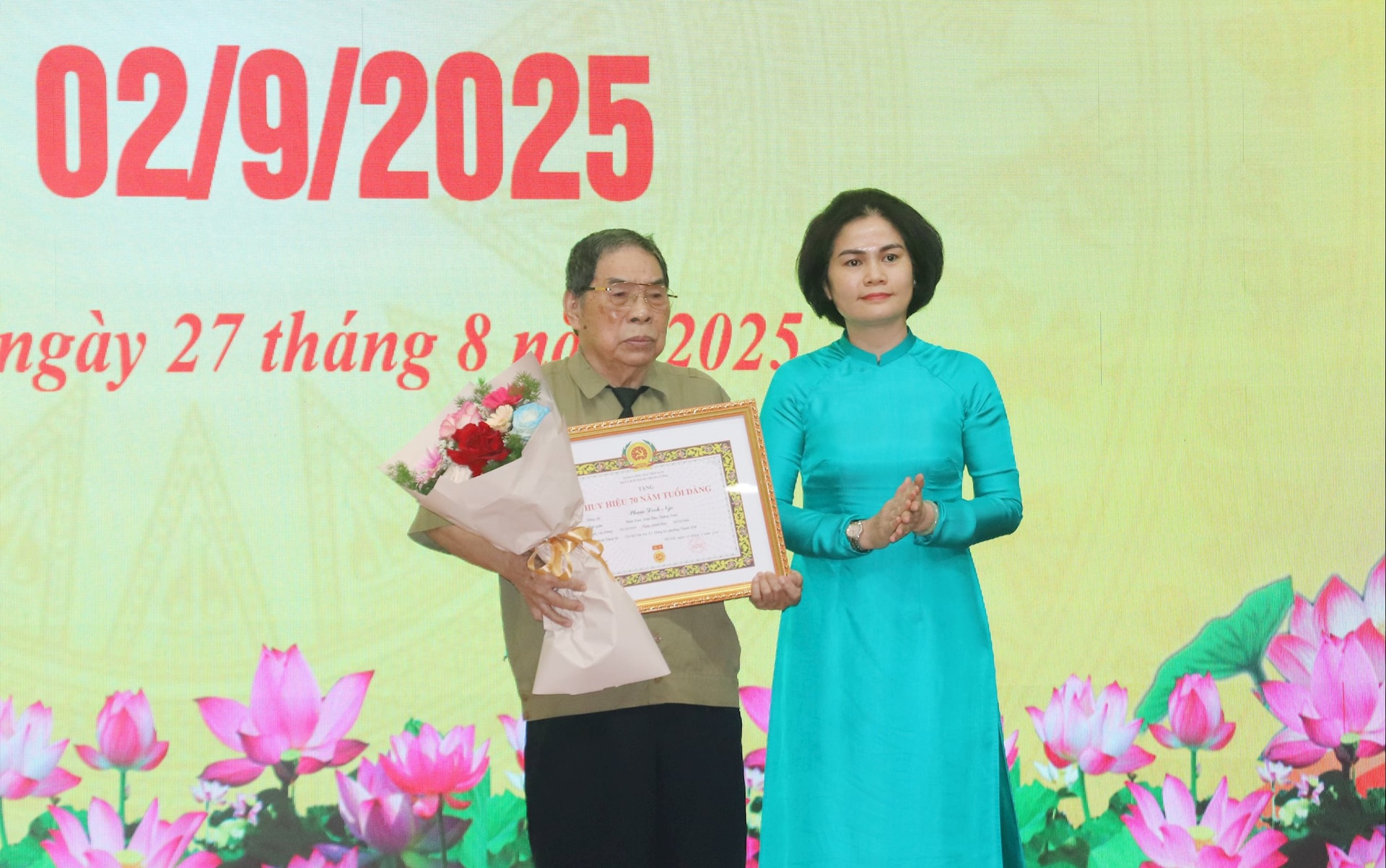 Chủ nhiệm Ủy ban Kiểm tra Thành ủy Lê Thị Mỹ Hạnh trao huy hiệu cho đảng viên 70 năm tuổi Đảng. Ảnh: ĐẮC MẠNH