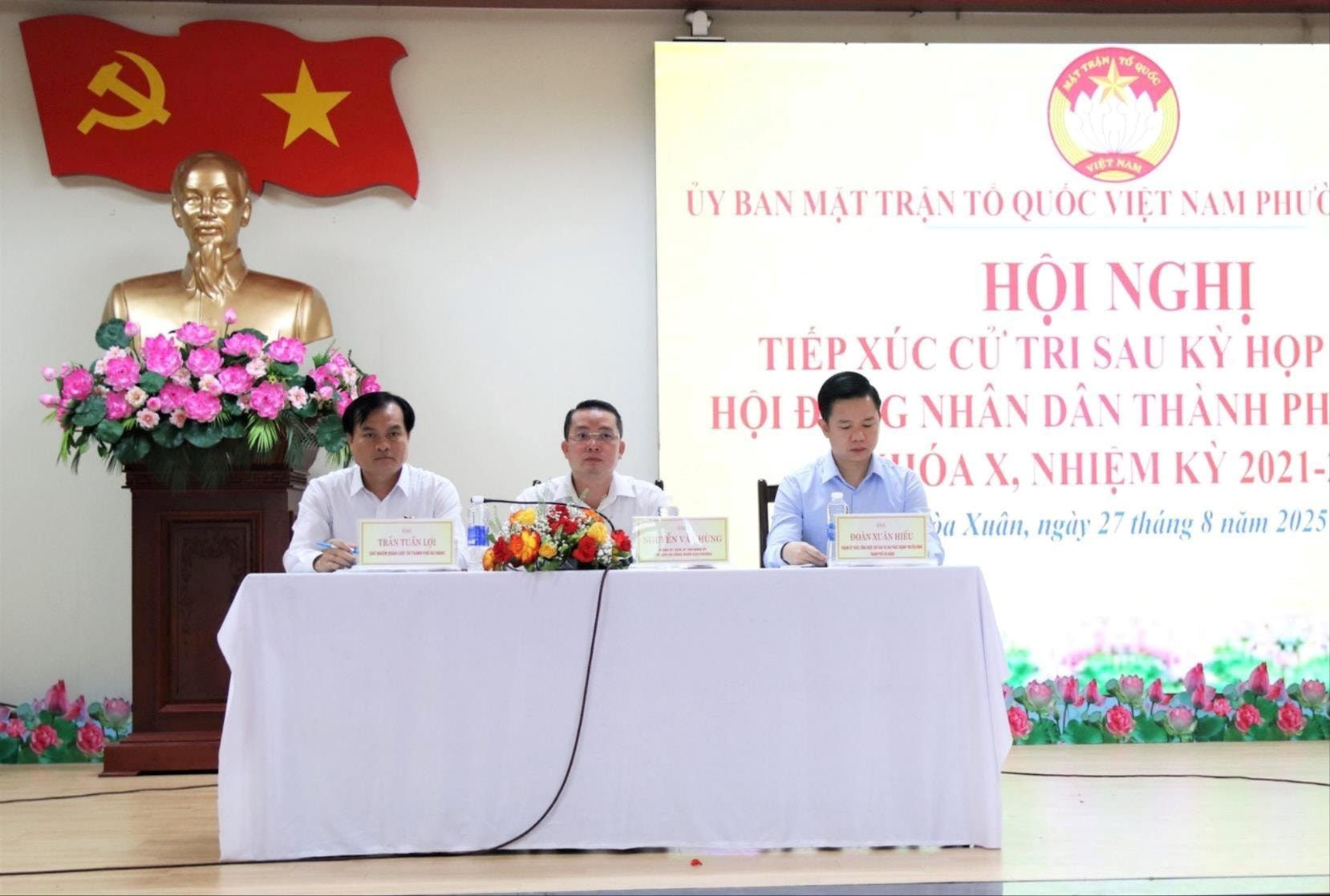 Tổ đại biểu số 5 HĐND thành phố tiếp xúc cử tri phường Hòa Xuân sau kỳ họp thứ 2 HĐND thành phố. Ảnh: T. HUY