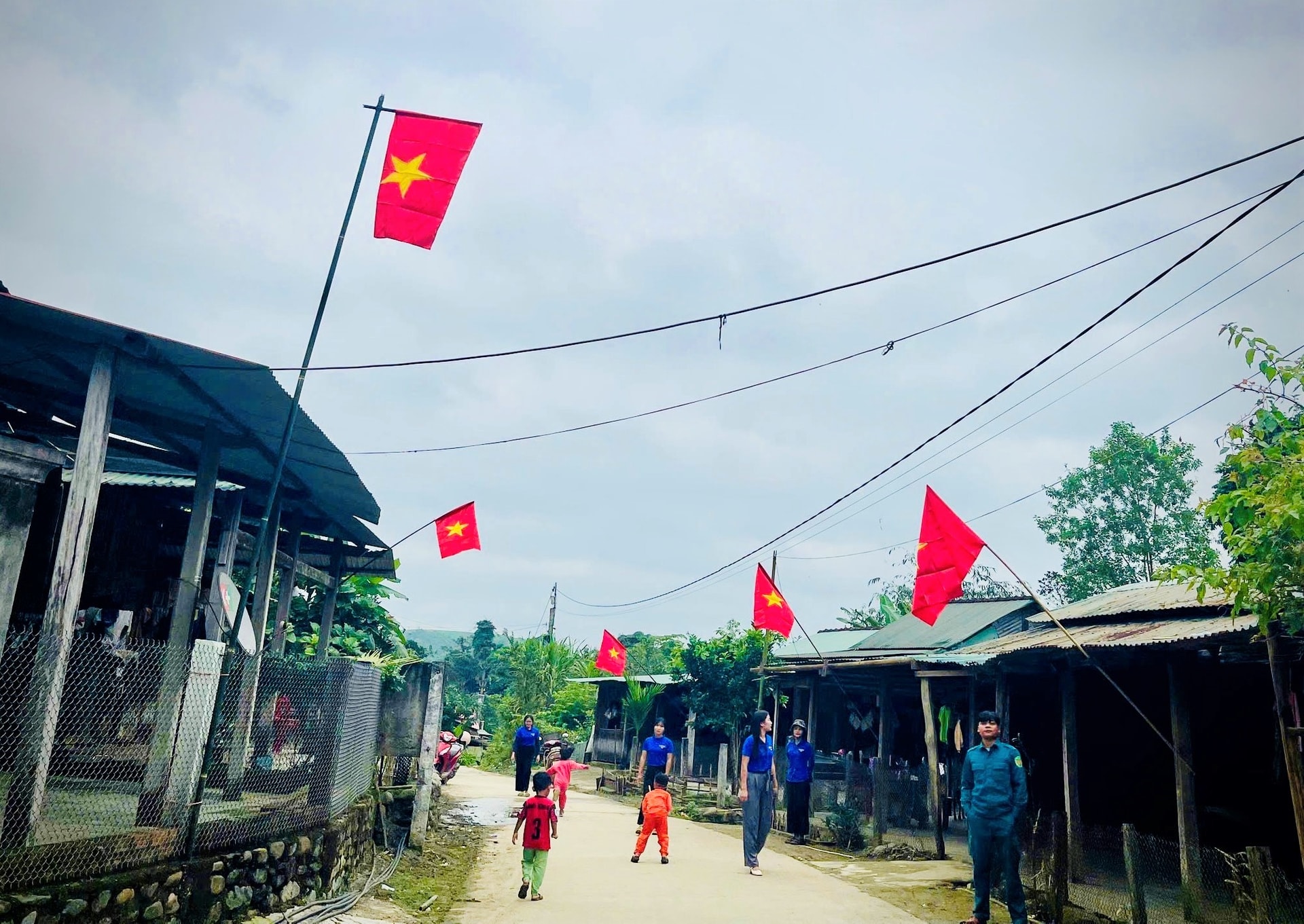 Từ món quà của thanh niên địa phương, cờ Tổ quốc được treo khắp bản làng vùng cao xã Đắc Pring. Ảnh: ĐĂNG NGUYÊN