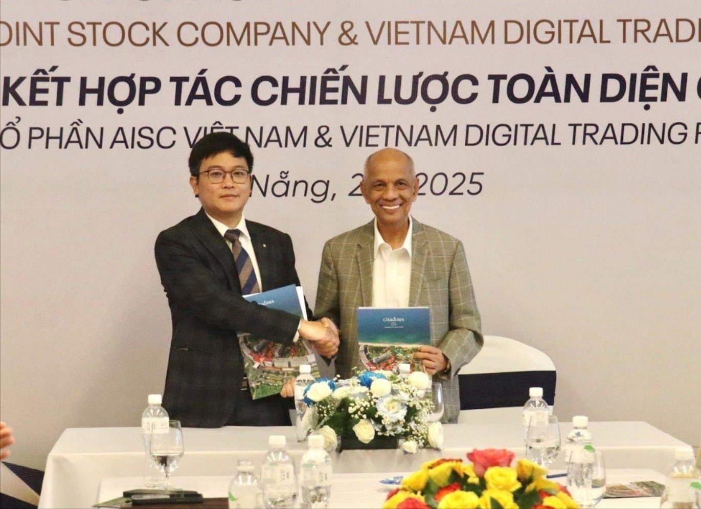 Đại diện VDTP và Công ty Cổ phần AISC Việt Nam ký kết biên bản ghi nhớ hợp tác. Ảnh: Q.T