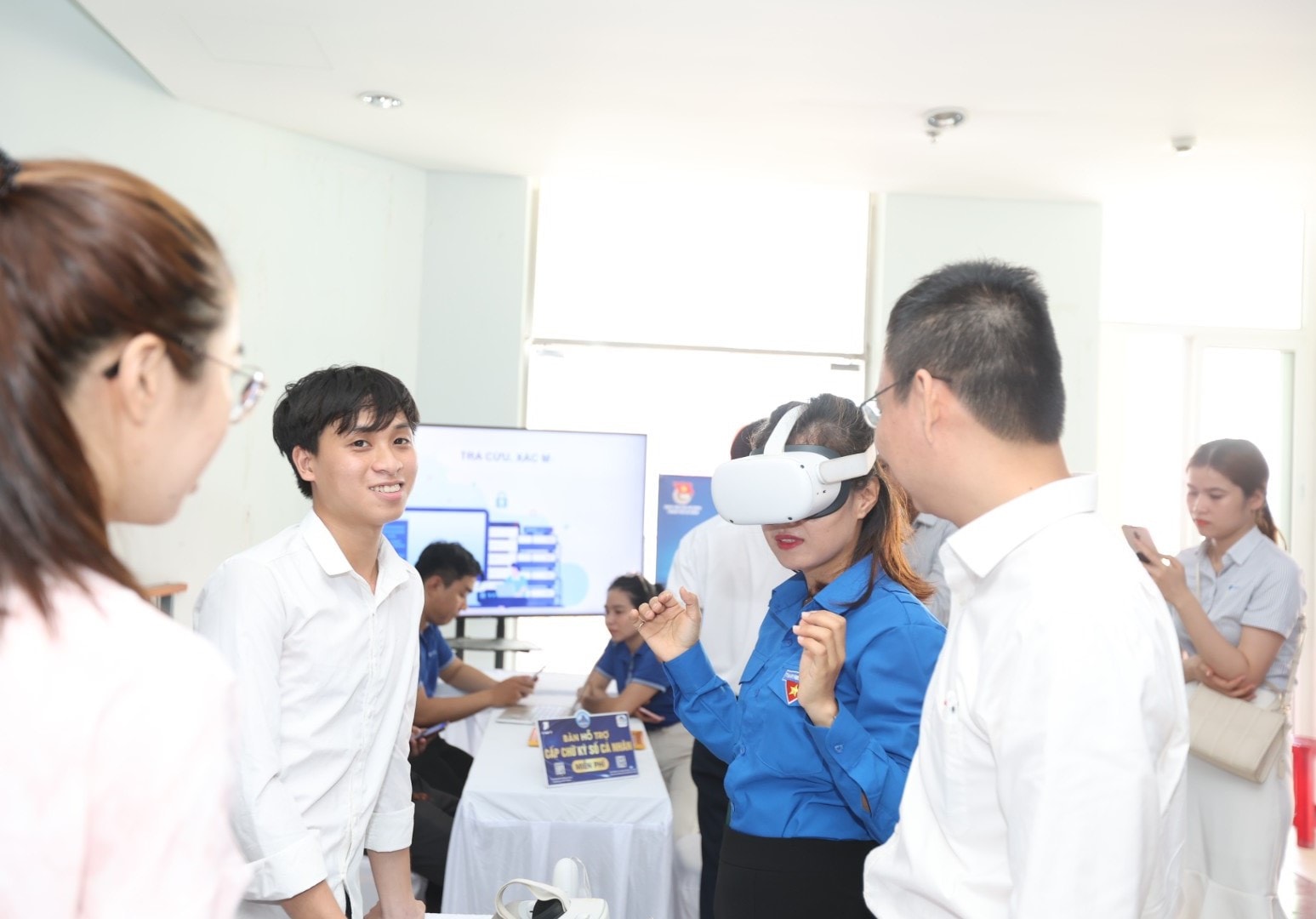 若者たちはデジタルスタートアップ製品を体験することに興奮している。写真:THAI CUONG