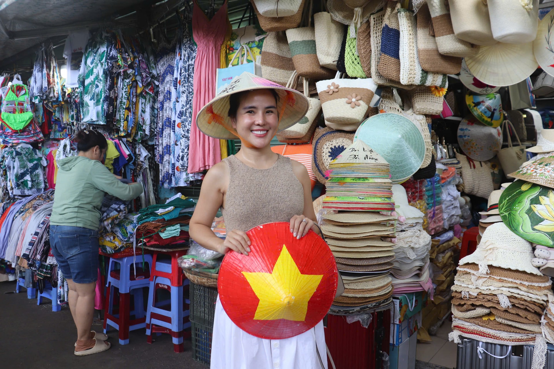 Tourists enjoy the experience at Con Market. Photo: KHÁNH NGÂN