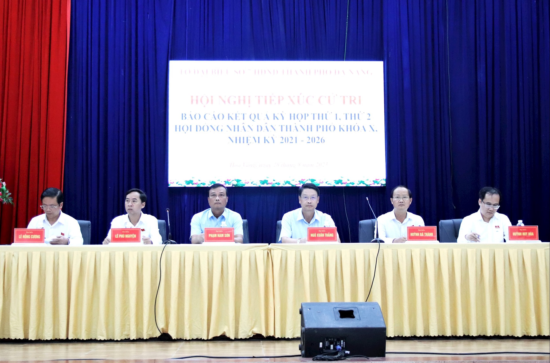 Tổ đại biểu số 7 HĐND thành phố tiếp xúc cử tri các xã Hòa Vang, Hòa Tiến và Bà Nà. Ảnh: T. HUY