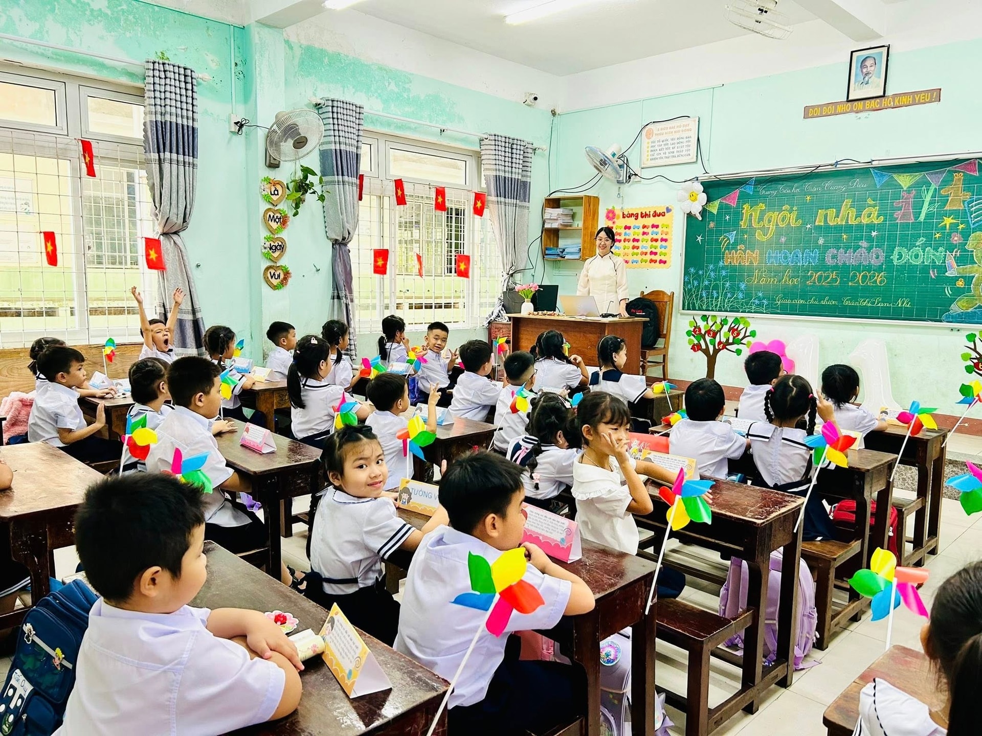 Học sinh lớp 1 Trường Tiểu học Trần Quang Diệu, phường Ngũ Hành Sơn trong ngày đầu đến trường. Ảnh: THU HÀ