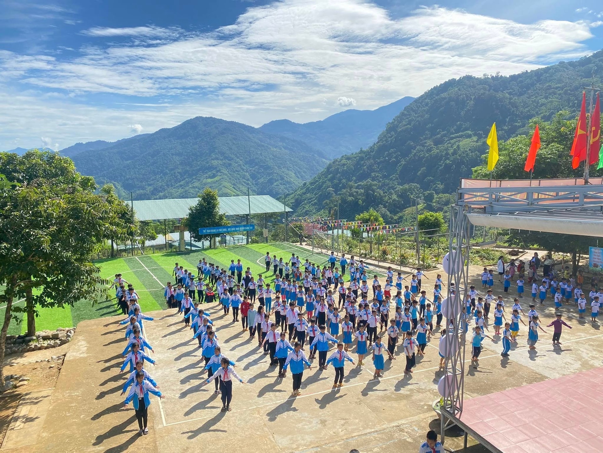 Học sinh trường Tiểu học và THCS Trà Nam (xã Trà Linh). Ảnh: V.Đ.C