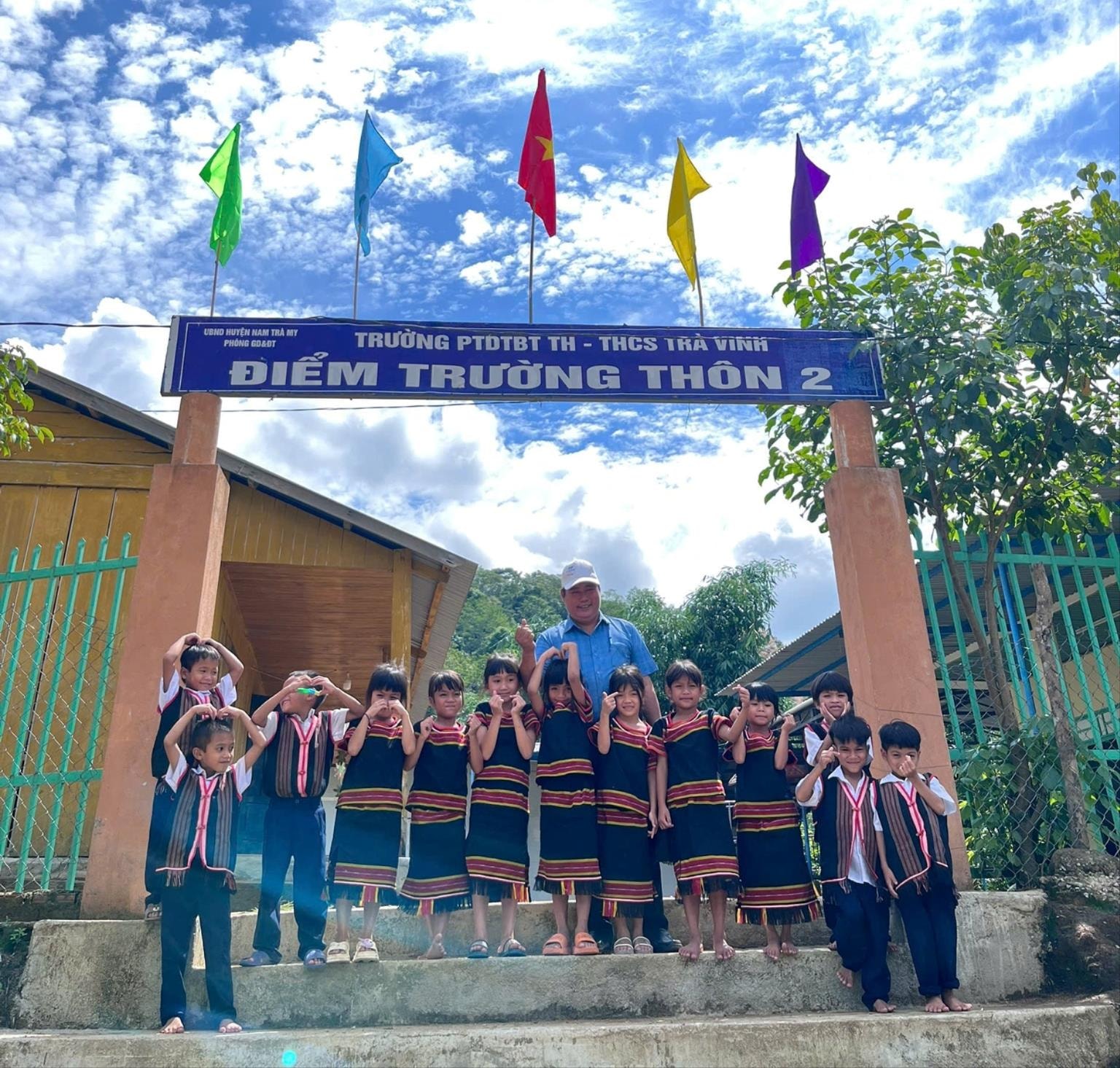 Các em học sinh tiểu học ở điểm trường thôn tại xã Nam Trà My.