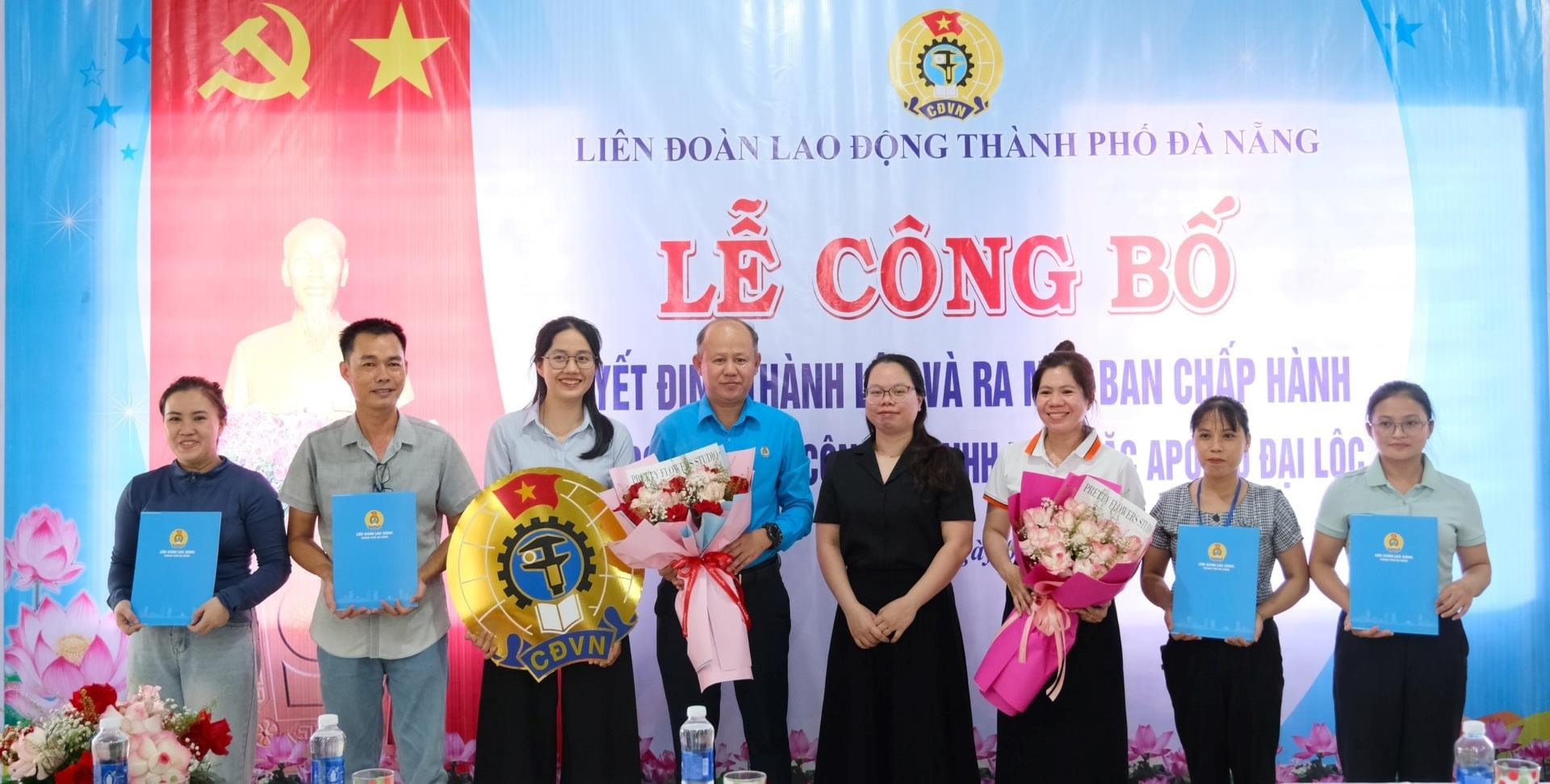 Phó Chủ tịch Thường trực Liên đoàn Lao động thành phố Lê Văn Đại (thứ 4, bên trái sang) trao quyết định thành lập Công đoàn Công ty TNHH May mặc Apollo Đại Lộc. Ảnh: P.H