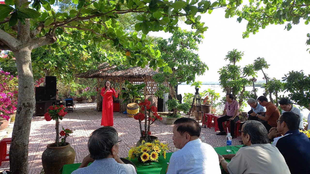 Các nhạc sĩ giao lưu với người dân xã Thăng Trườn