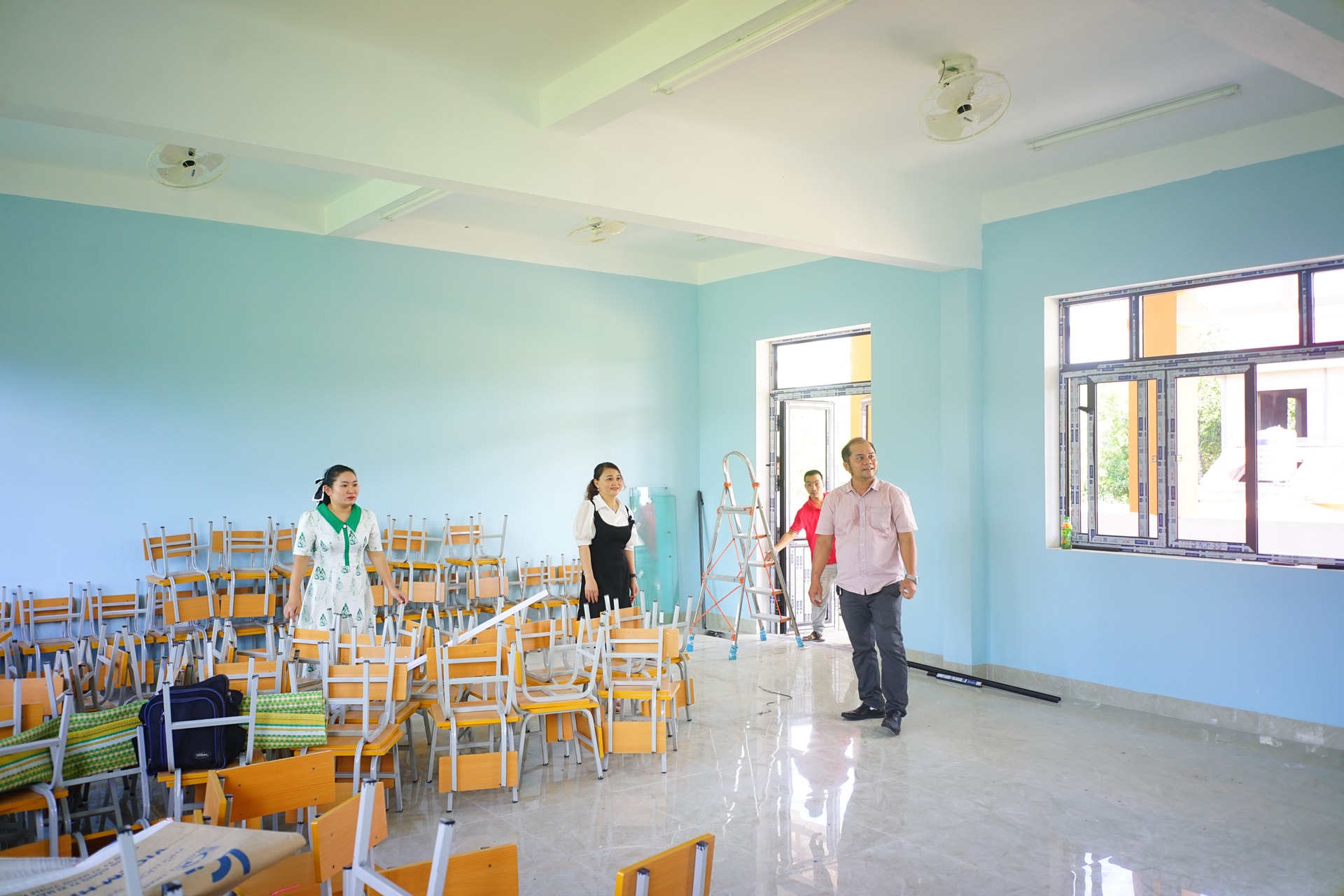 Ban Giám hiệu Trường THCS Lê Văn Tám (xã Sông Kôn) dọn dẹp, chuẩn bị phòng học trước ngày khai giảng. Ảnh: XUÂN