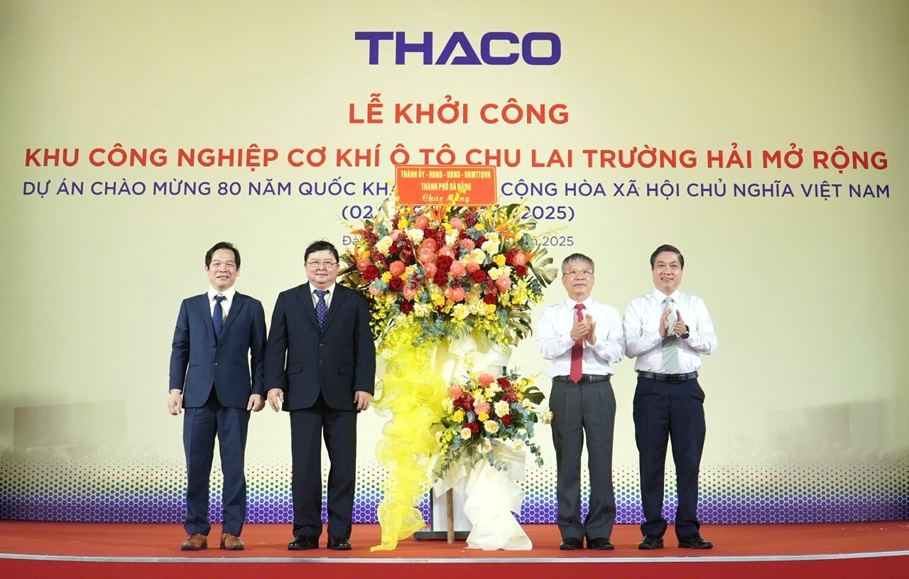 Руководство города Дананг поздравило группу THACO цветами. Фото: XH