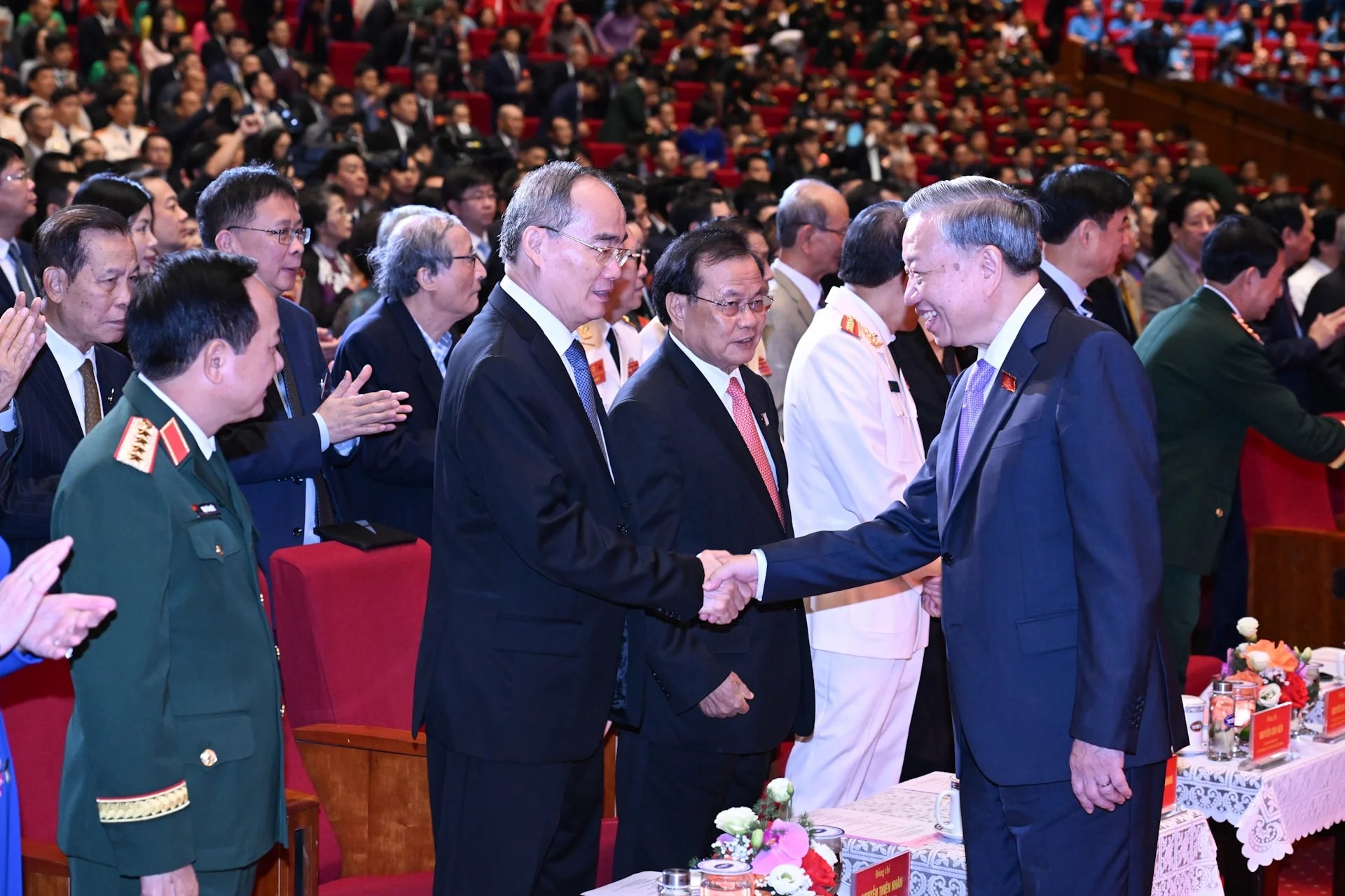 Tổng Bí thư Tô Lâm với các đồng chí lãnh đạo, nguyên lãnh đạo Đảng, Nhà nước. (Ảnh: TRẦN HẢI)