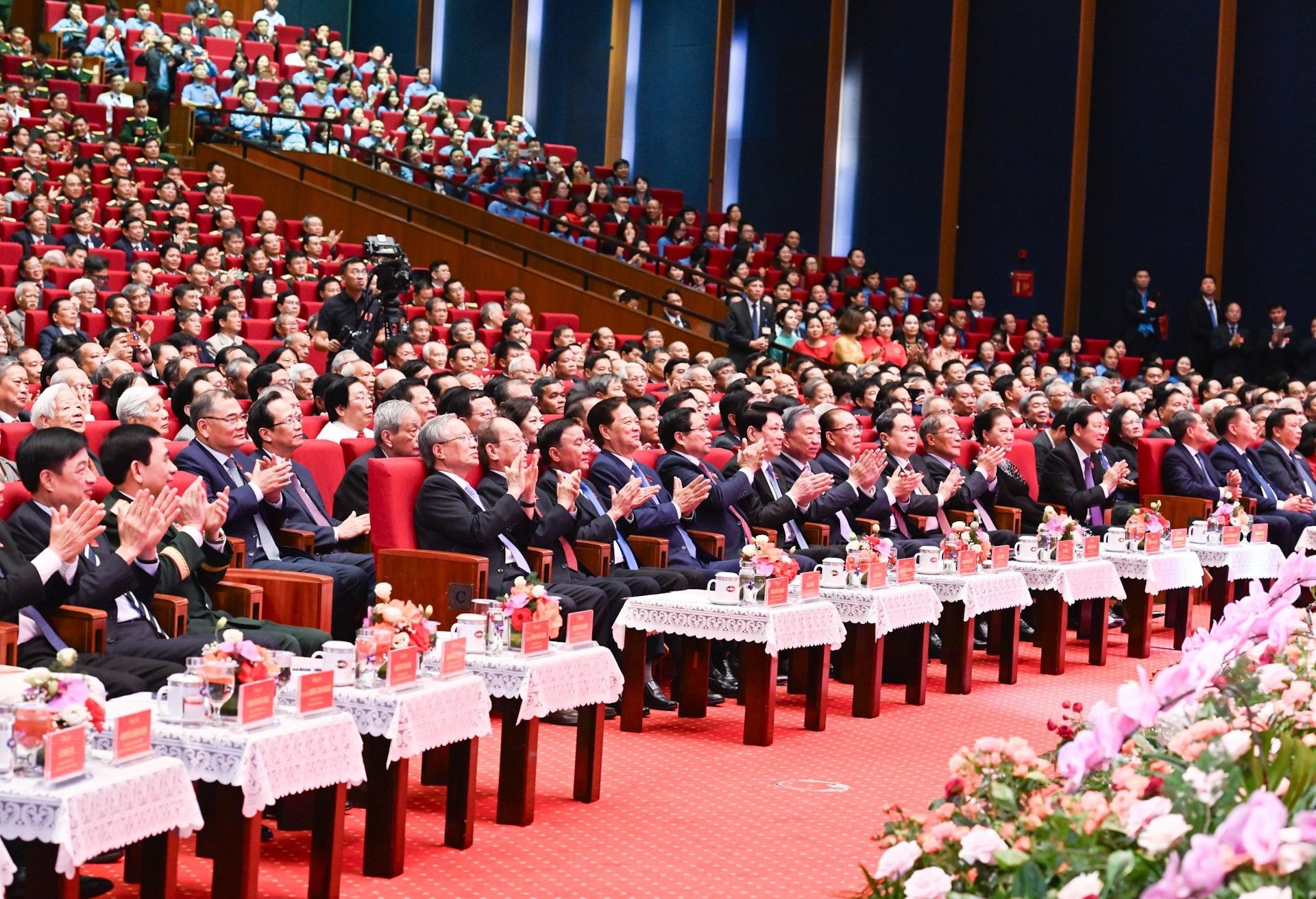 Các đồng chí lãnh đạo, nguyên lãnh đạo Đảng, Nhà nước tham dự lễ kỷ niệm. (Ảnh: TRẦN HẢI)