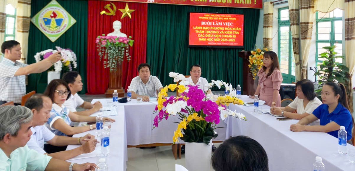 Lãnh đạo địa phương kiểm tra công tác chuẩn bị tại một trường học trên địa bàn phường Hoà Xuân. Ảnh: K.H