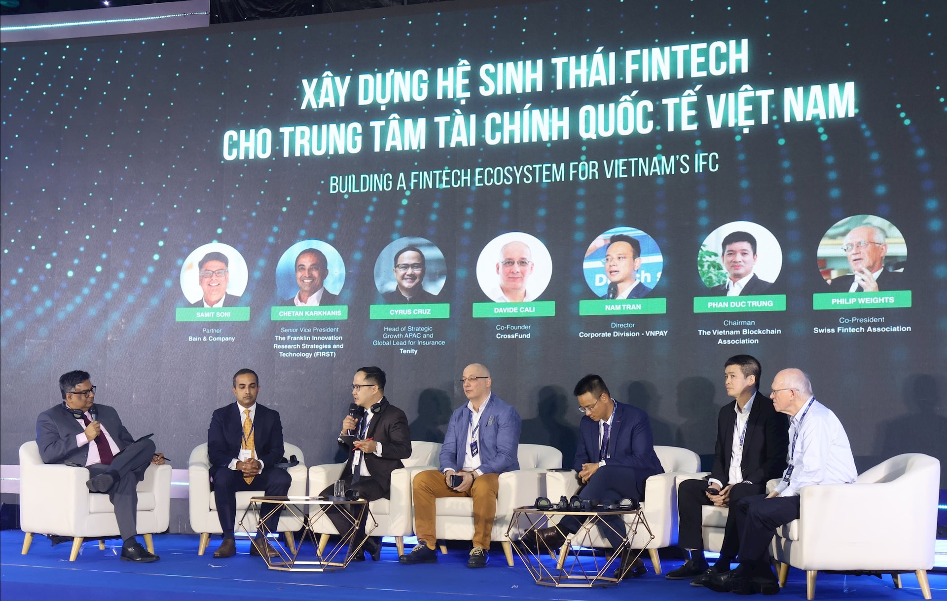 Delegații care participă la discuția din cadrul panelului „Construirea unui ecosistem Fintech pentru Centrul Financiar Internațional al Vietnamului”, în cadrul sesiunii tematice.