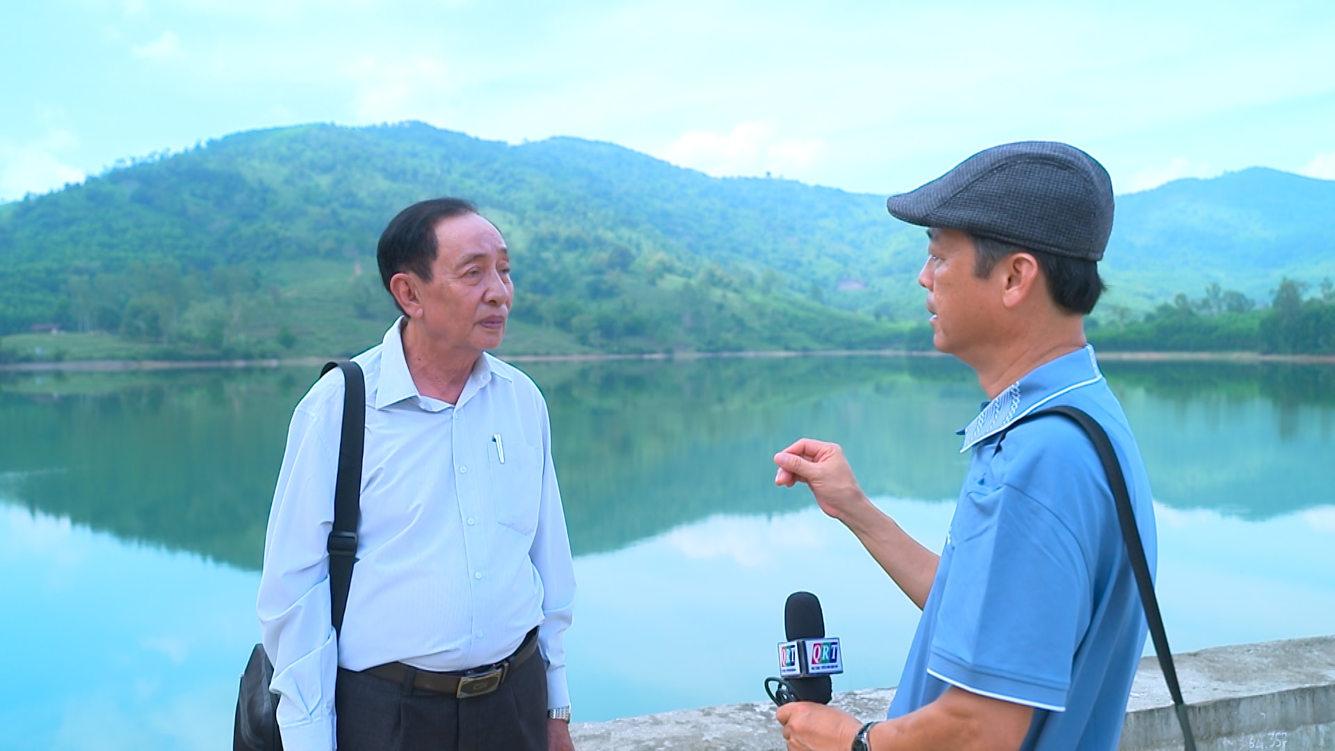 Tác giả trao đổi với nhạc sĩ Hoàng Bích tại Hồ La Nga Cao Ngạn