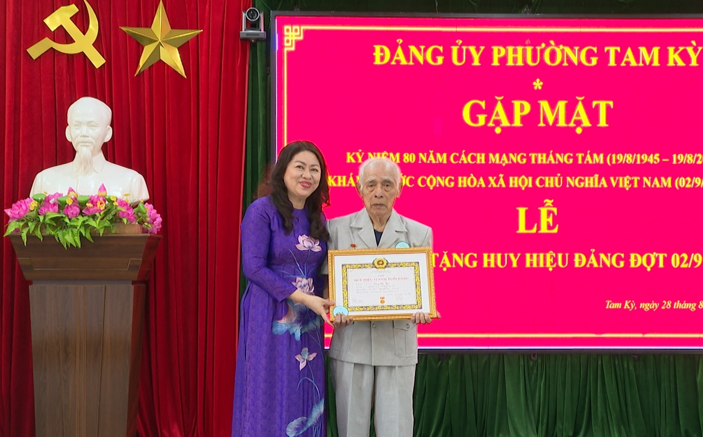 TRAO HUY HIỆU 75 NĂM TUỔI ĐẢNG CHO ĐỒNG CHÍ Đặng Tịch